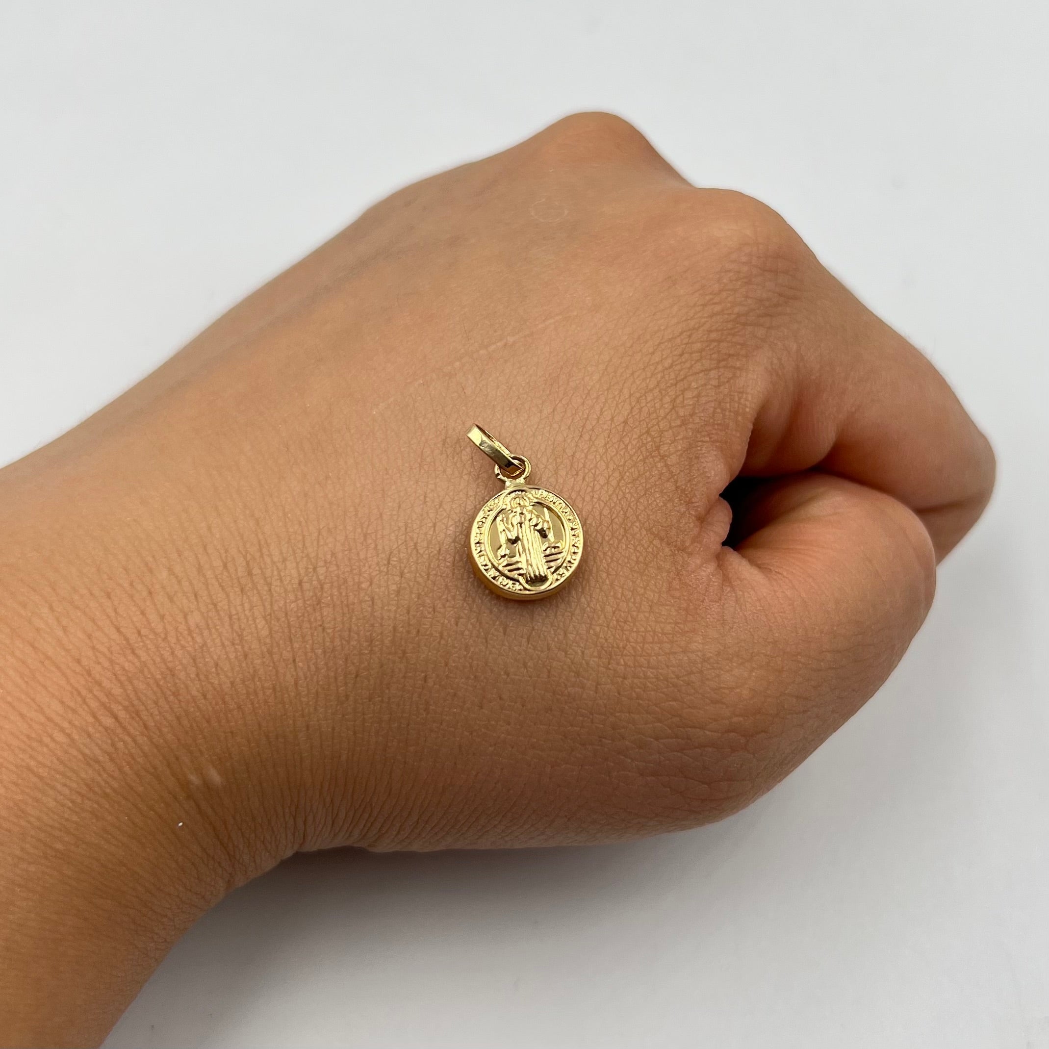DIJE SAN BENITO  ORO AMARILLO 18K 0,64 GR / 10 MM / 1,3 CM