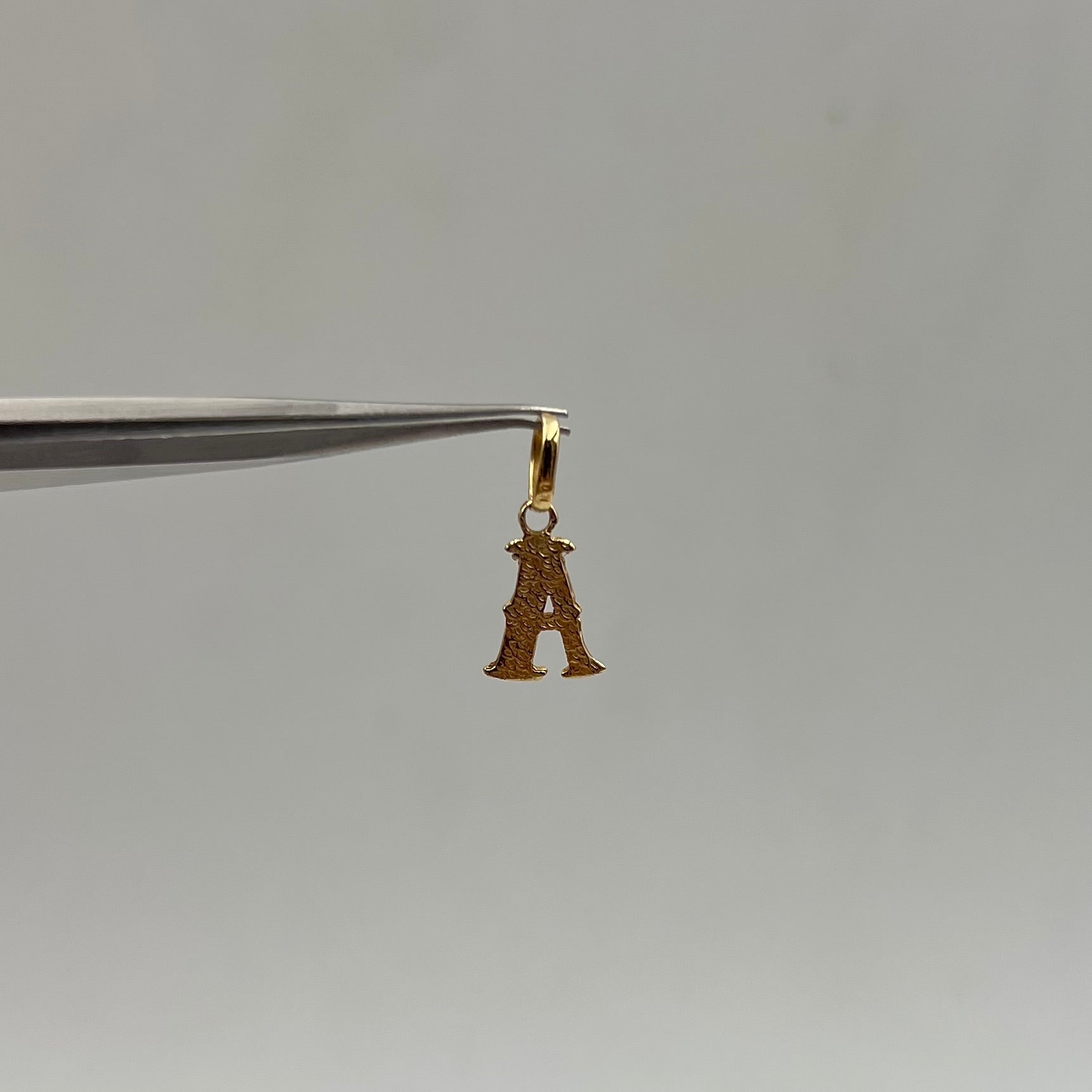 DIJE LETRA A ORO AMARILLO 18K 0,47 GR / 8 MM / 1,1 CM