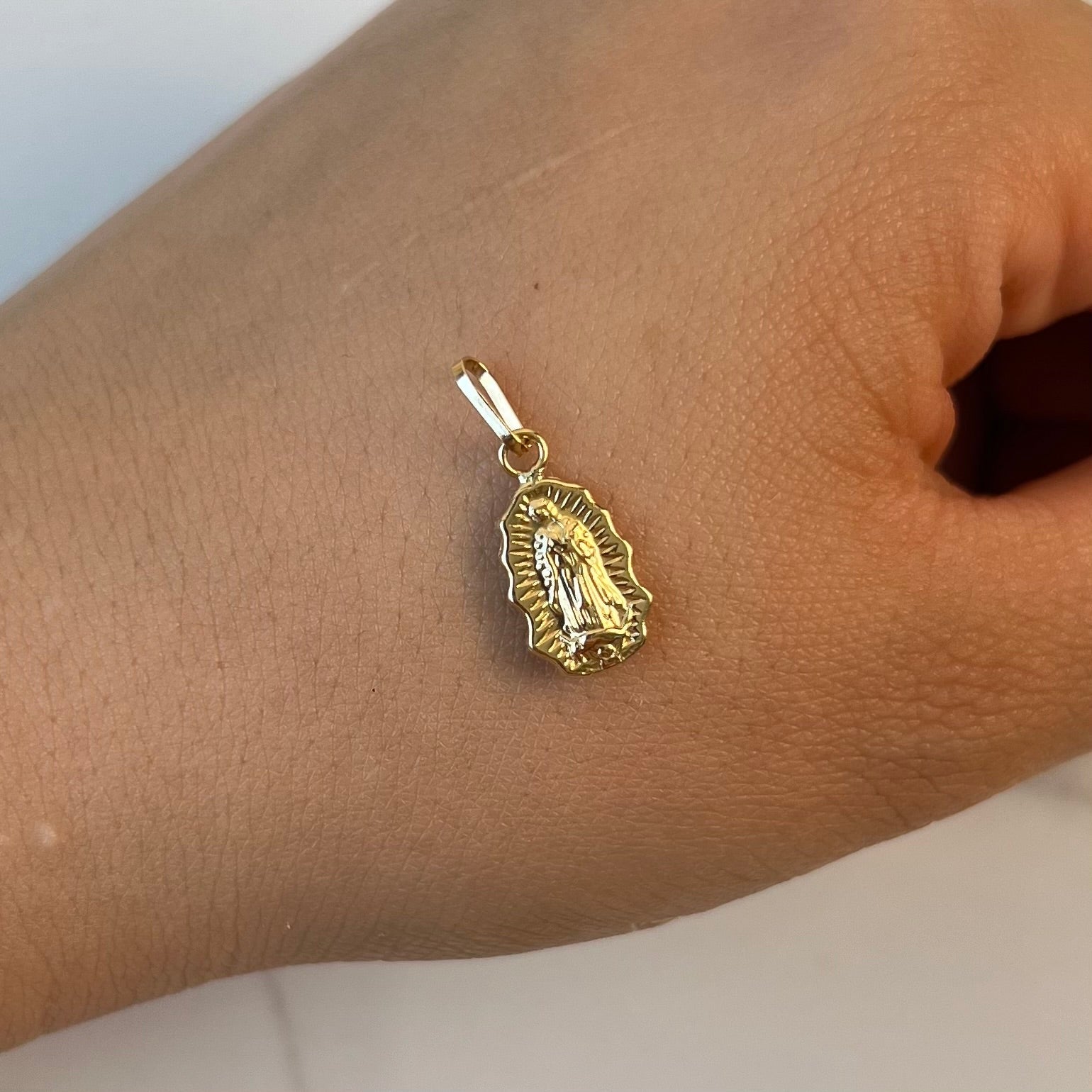 DIJE VIRGEN DE GUADALUPE SILUETA ORO AMARILLO 18K 0,4 GR / 7 MM / 1,3 CM