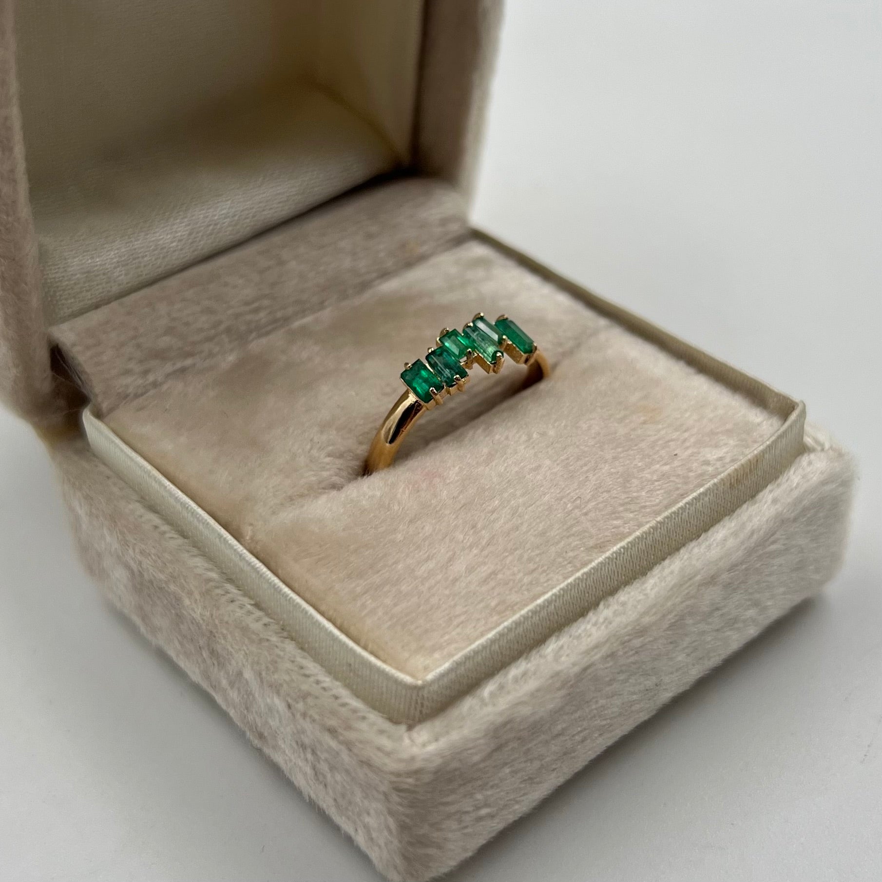 ANILLO ESCALONADO CON ESMERALDA 0,50 CT ORO AMARILLO 18K / TALLA 7/5 / 2,23 GR (JOYA)