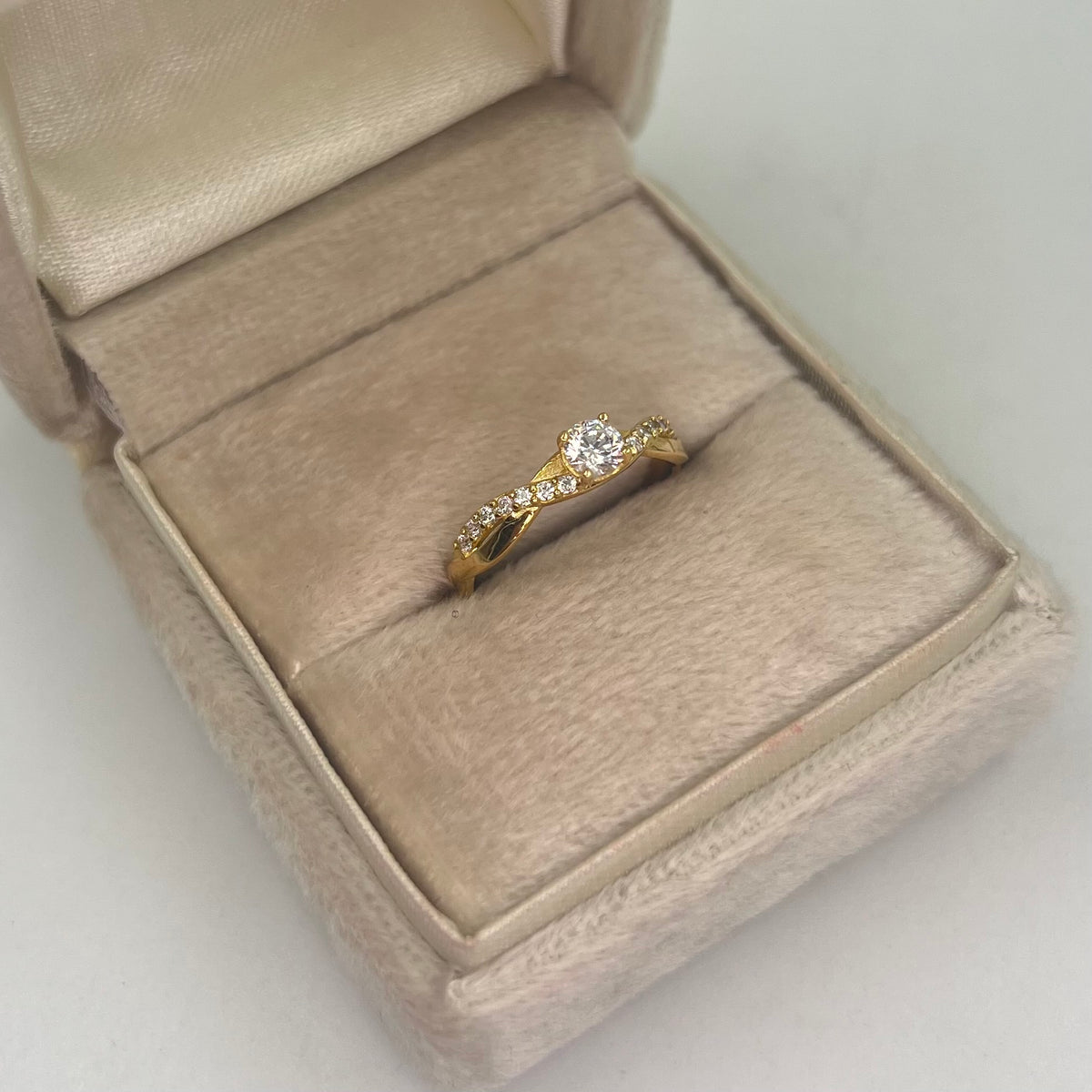 ANILLO SOLITARIO 1 CIRCON GRANDE Y CIRCONES PEQUEÑOS BLANCOS ORO AMARILLO 18K / TALLA 6 / 1,98 GR / 3 MM