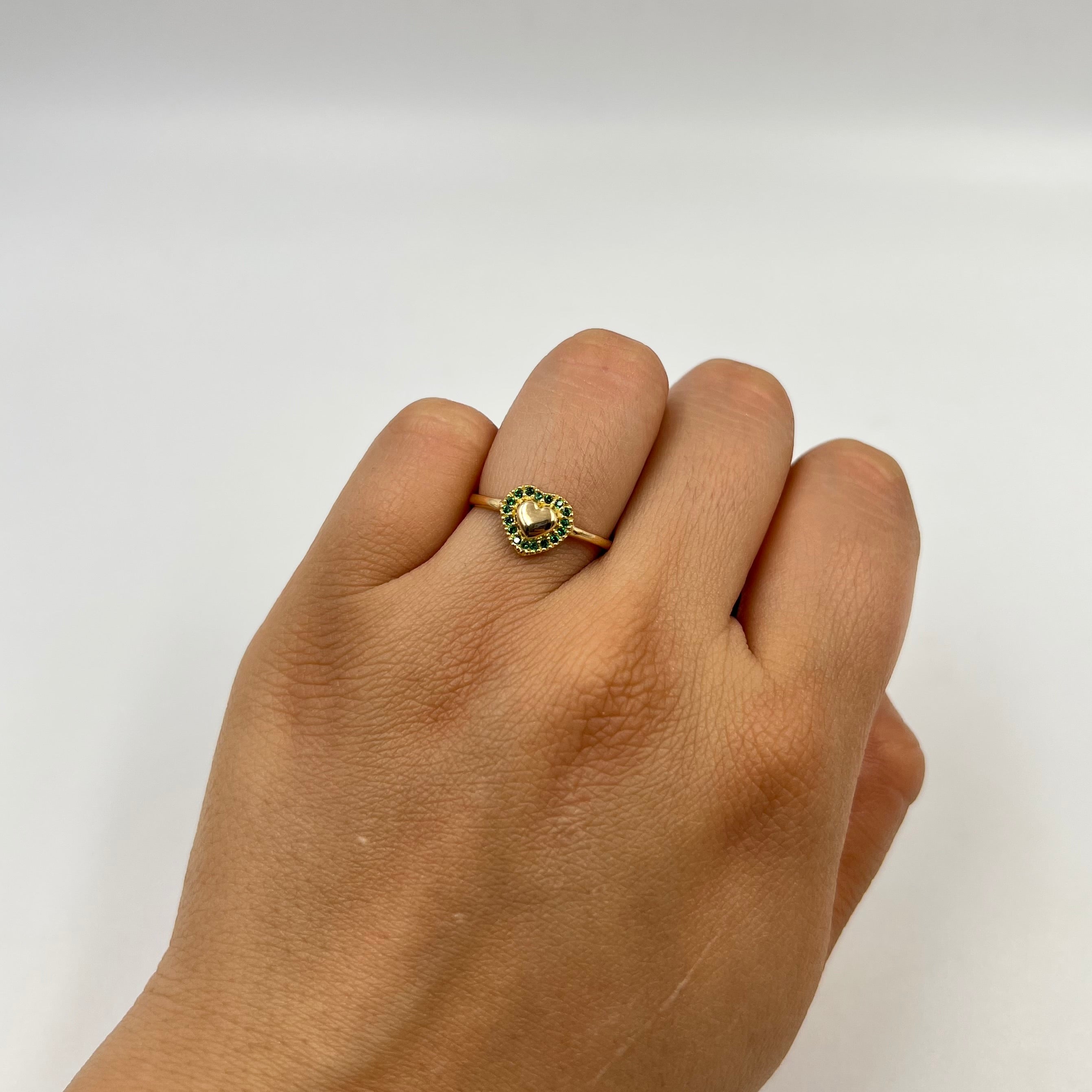 ANILLO CORAZON BORDEADO CIRONES VERDES  ORO AMARILLO 18K / TALLA 5 3/4 / 1,39 GR / 8 MM
