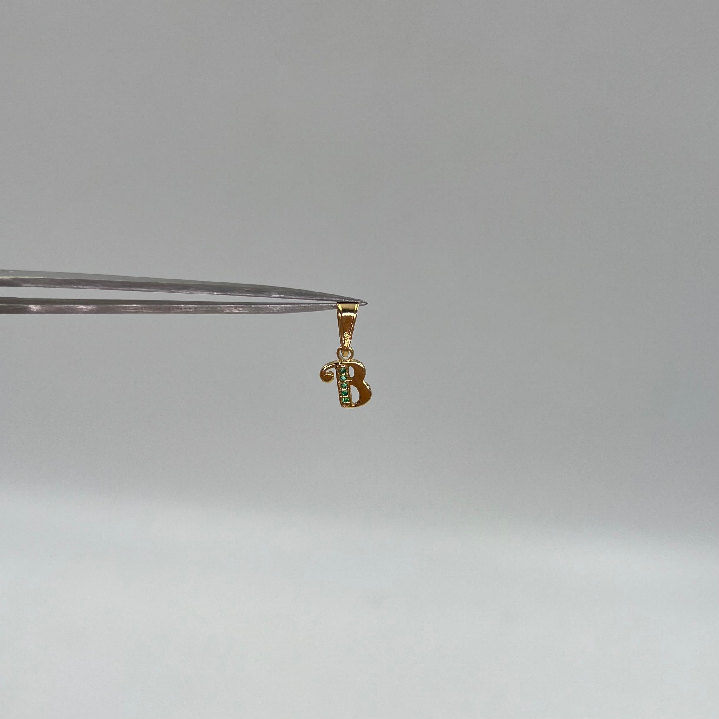 DIJE LETRA B CIRCON VERDE  ORO AMARILLO 18K 0,6 GR / 7 MM / 1 CM