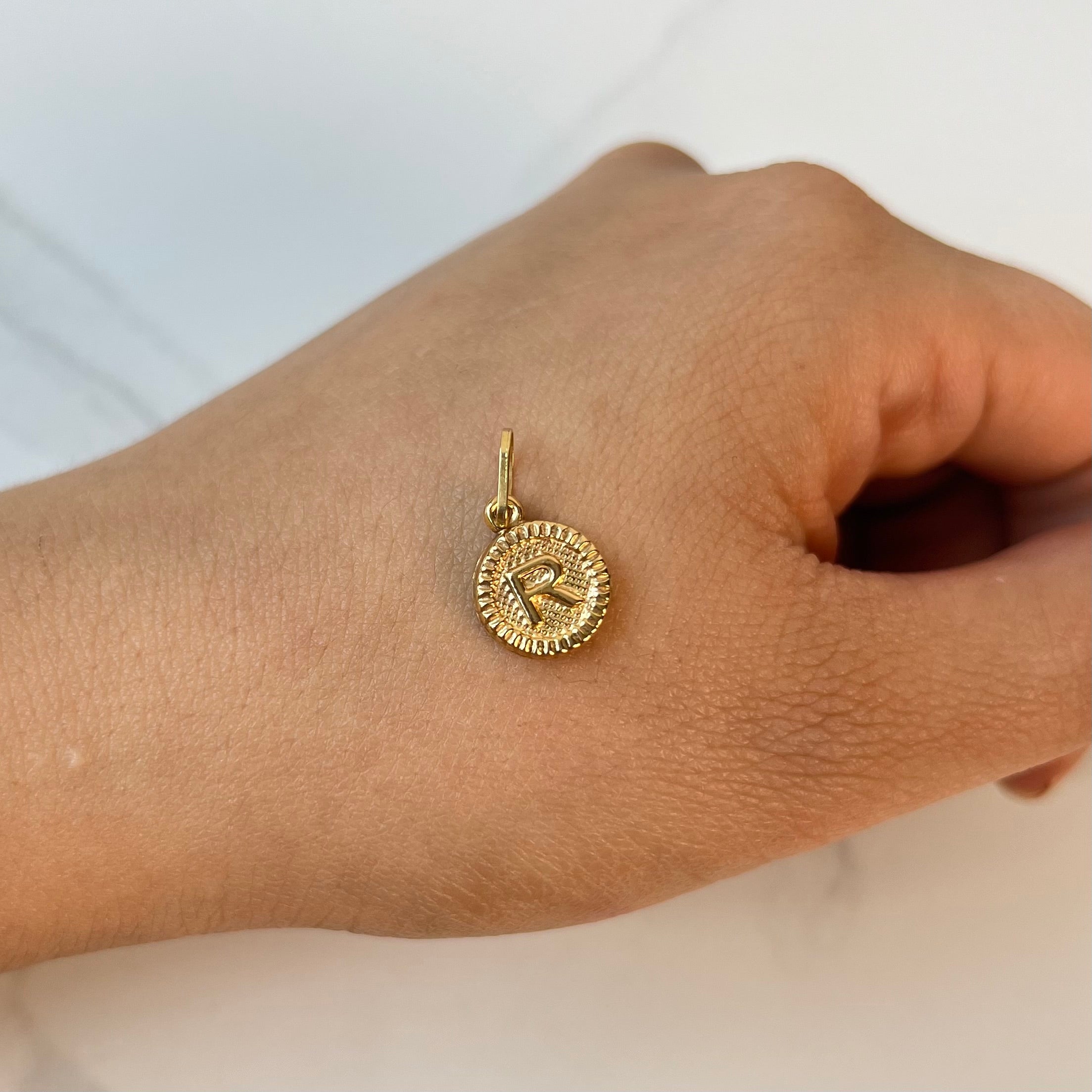 DIJE LETRA R  ORO AMARILLO 18K 0,62 GR / 2,7 MM / 1,5 CM