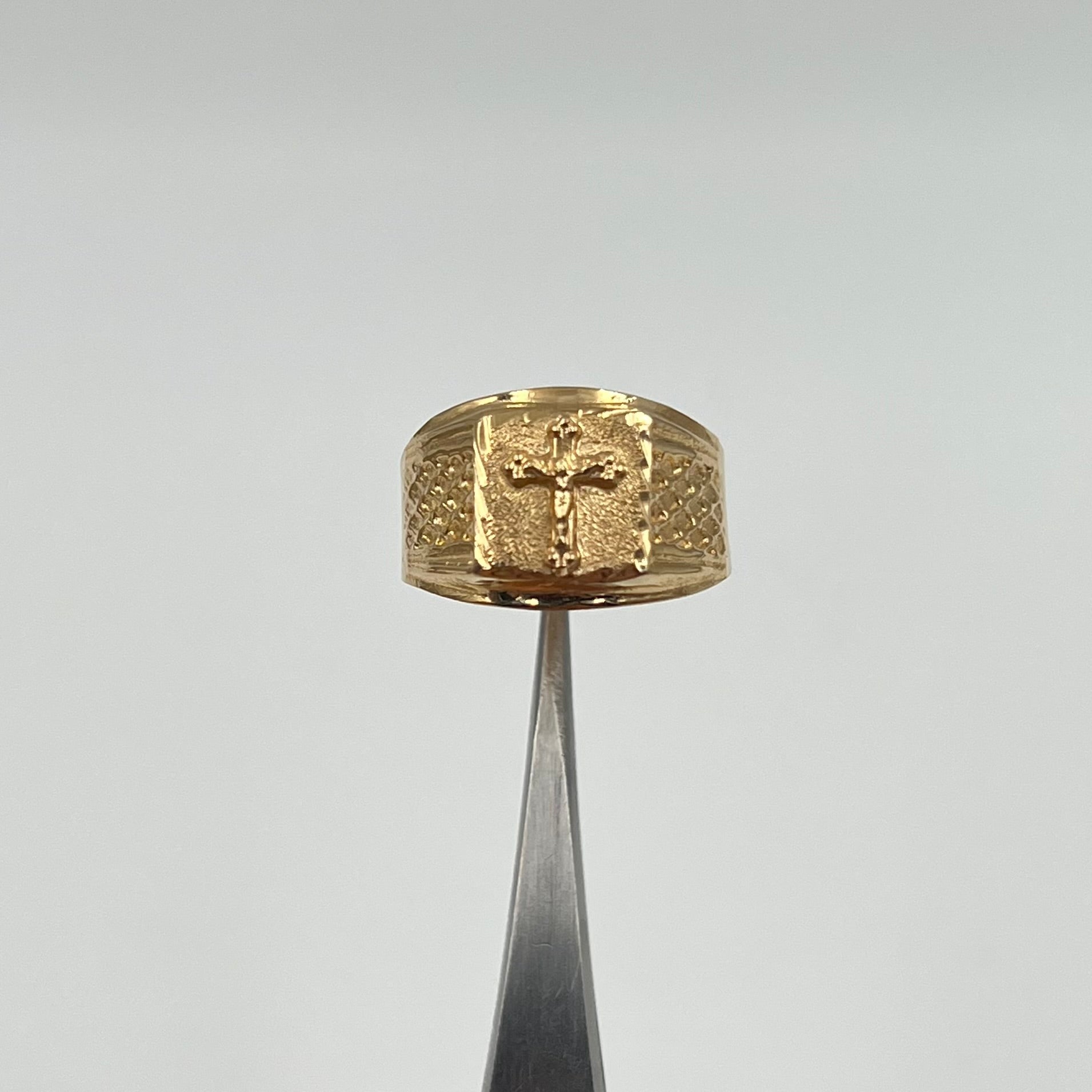 ANILLO TROQUELADO CRUZ ORO AMARILLO 18K / TALLA 9 / 2,61 GR / 12,9 MM