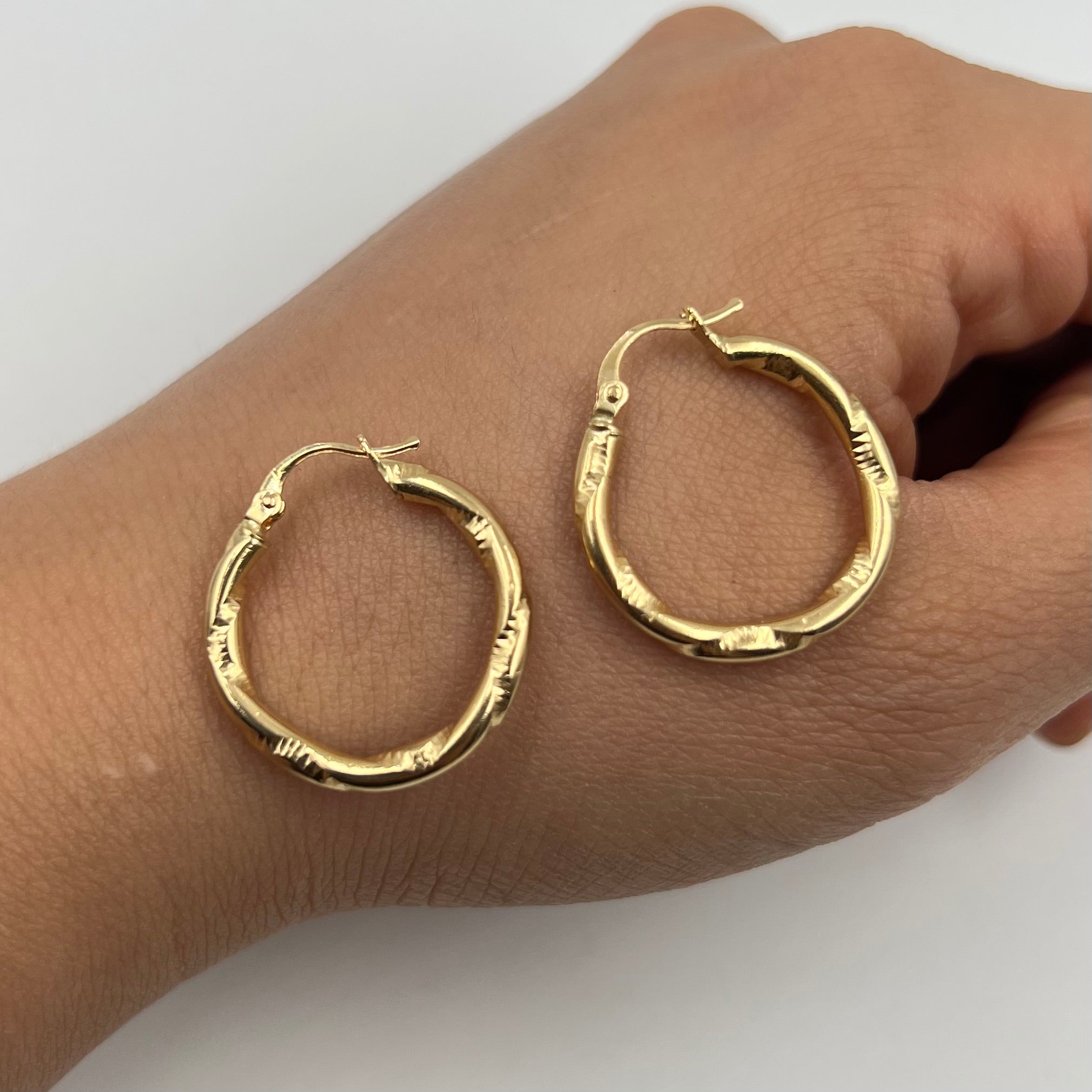 CANDONGA ENTORCHADA ORO AMARILLO 18K 1,95 GR / 2,2 CM