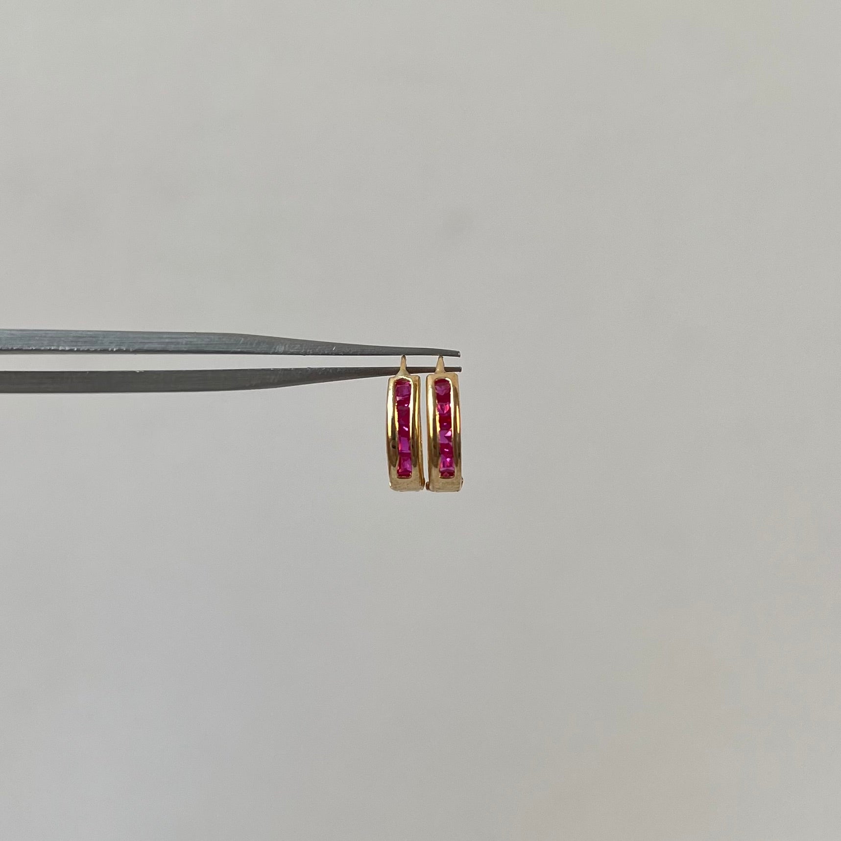 CANDONGA LISA CON CIRCON FUCSIA  ORO AMARILLO 18K 0,83 GR / 1 CM