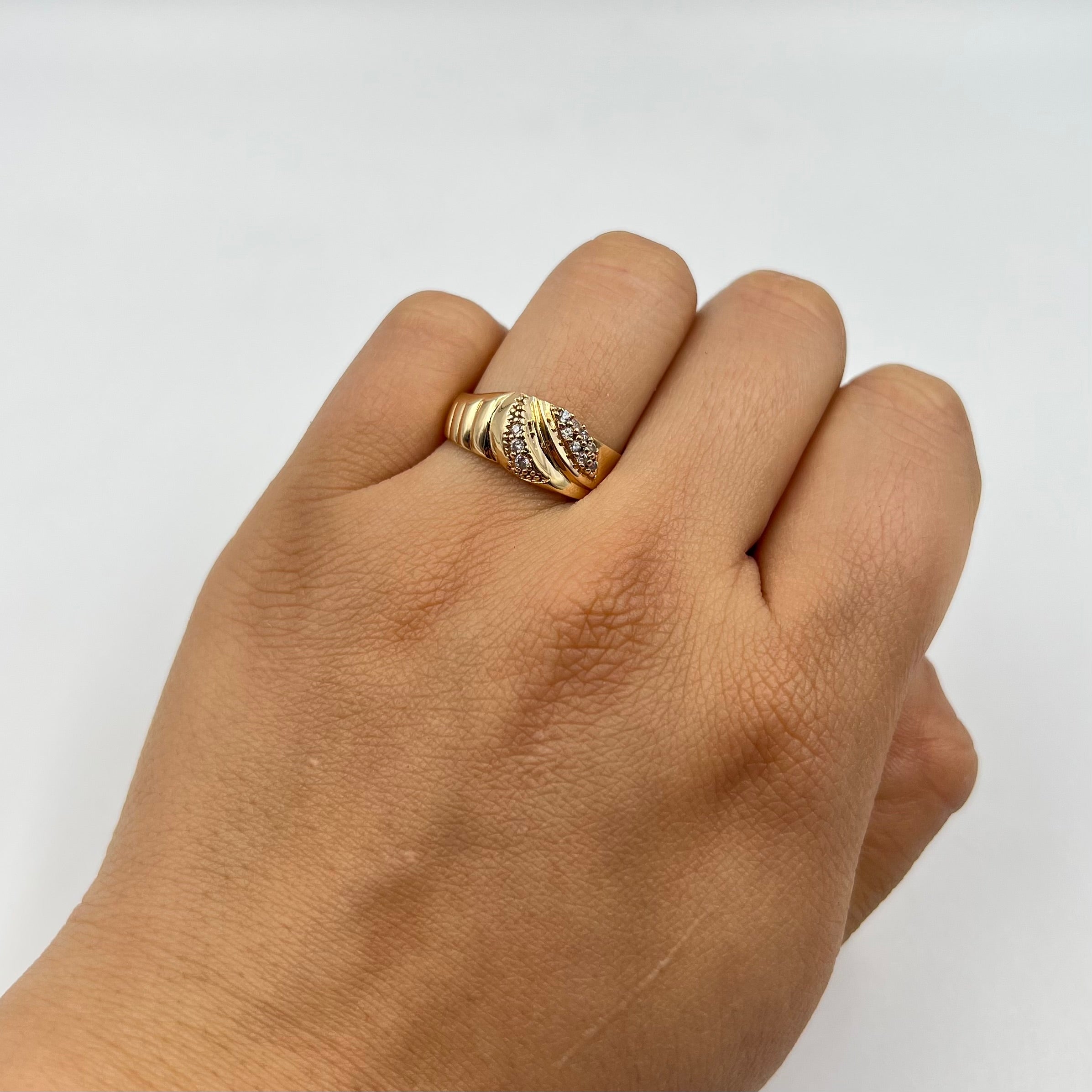 ANILLO GRABADO CIRCONES BLANCOS  ORO AMARILLO 18K / TALLA 7 3/4 / 2,65 GR / 8 MM