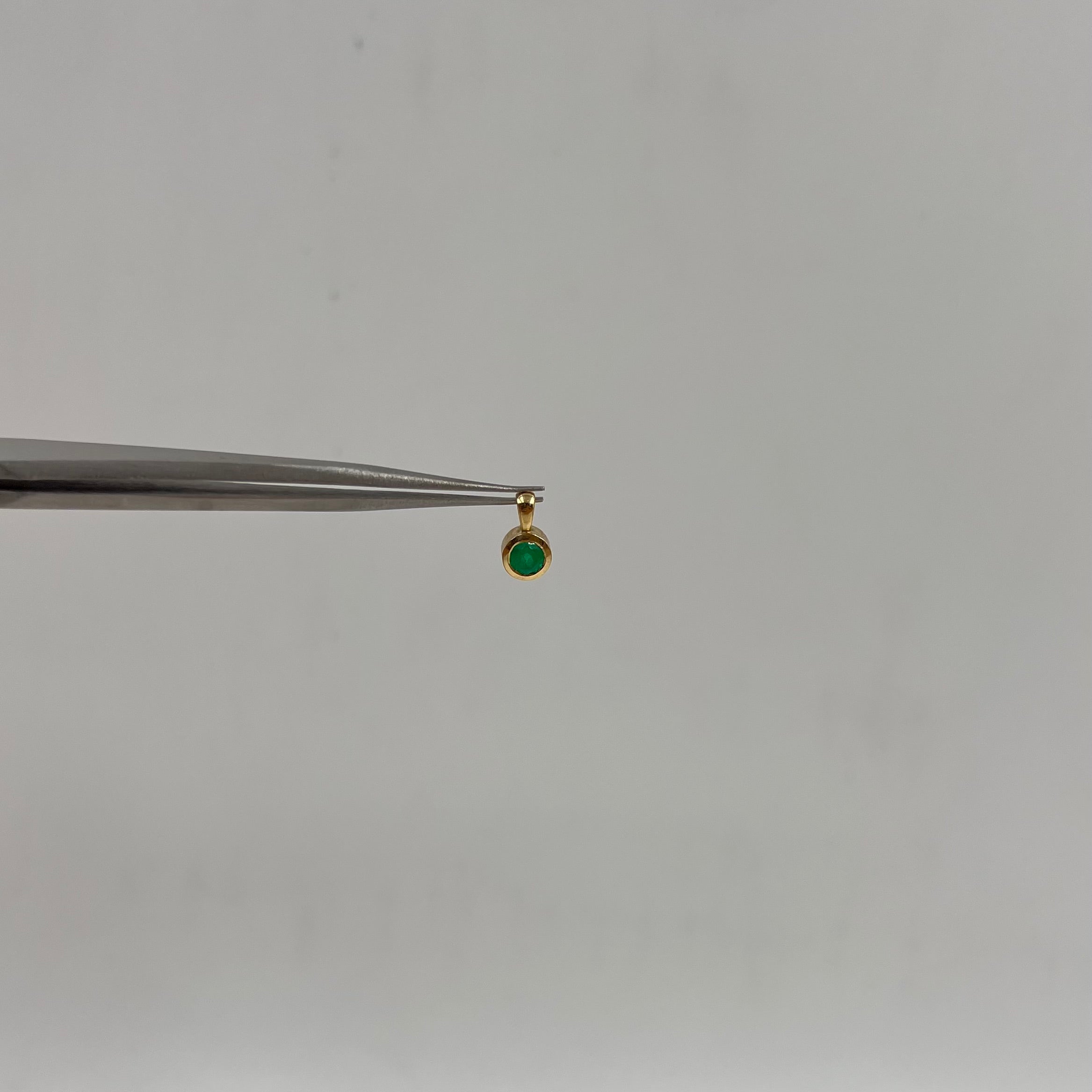 DIJE CIRCULO ESMERALDA 0,45 CT  ORO AMARILLO 18K / 0,61 GR / 5 MM / 1 CM (JOYA)