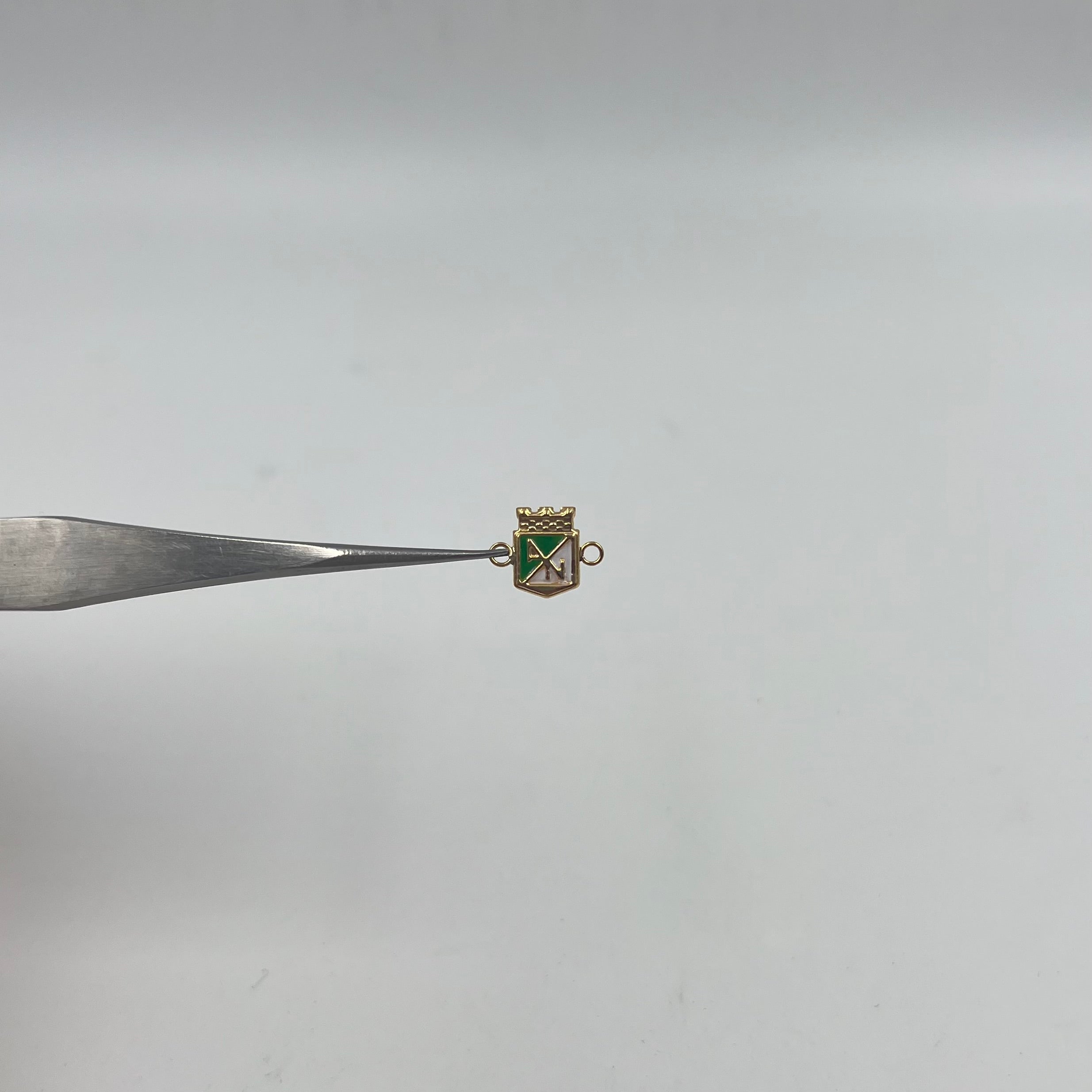 HERRAJE ESCUDO NACIONAL  ORO AMARILLO 18K 0,4 GR / 1,2 CM
