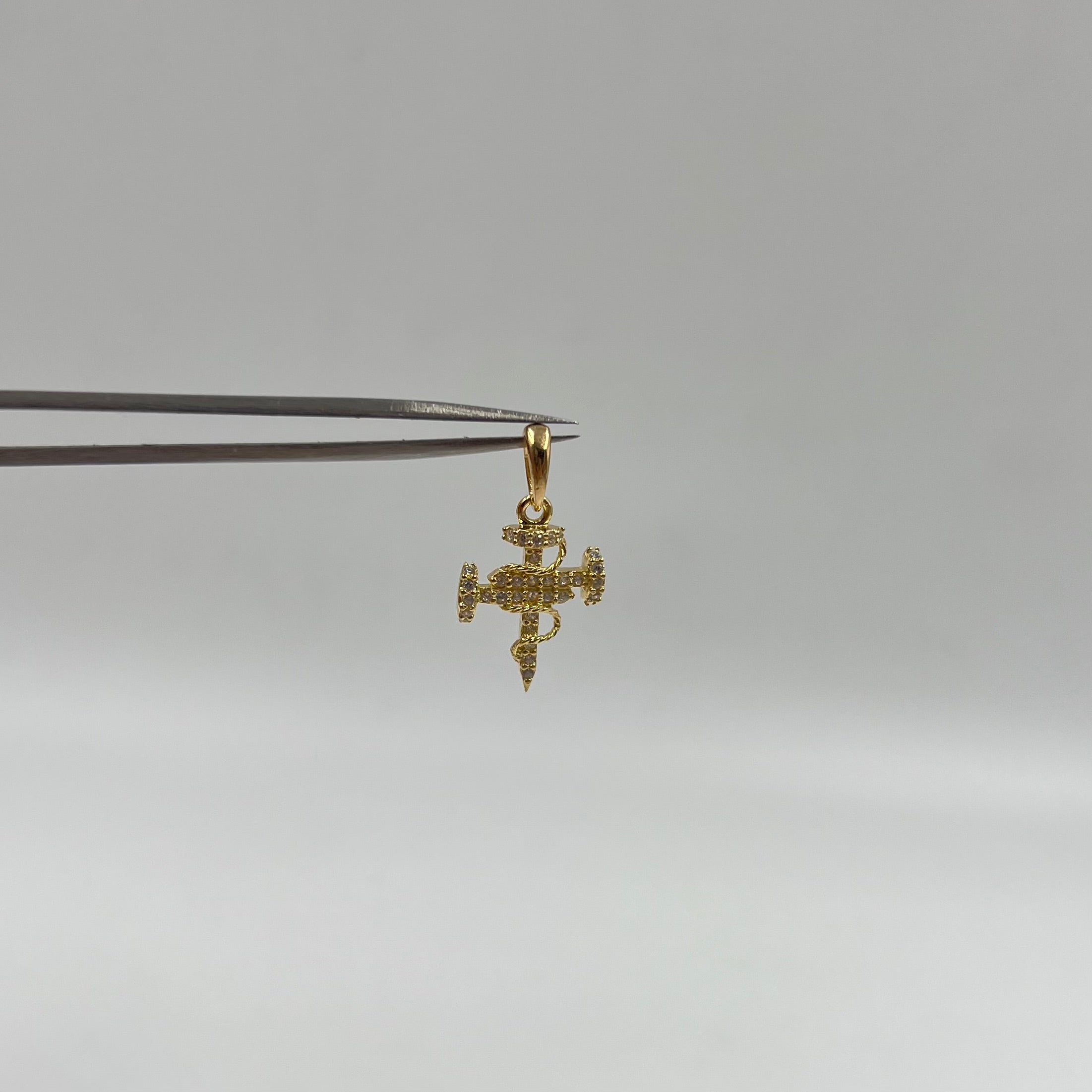 DIJE CRUZ EN CLAVO CON CIRCONES  ORO AMARILLO 18K 1,57 GR / 3 MM / 1,7 CM