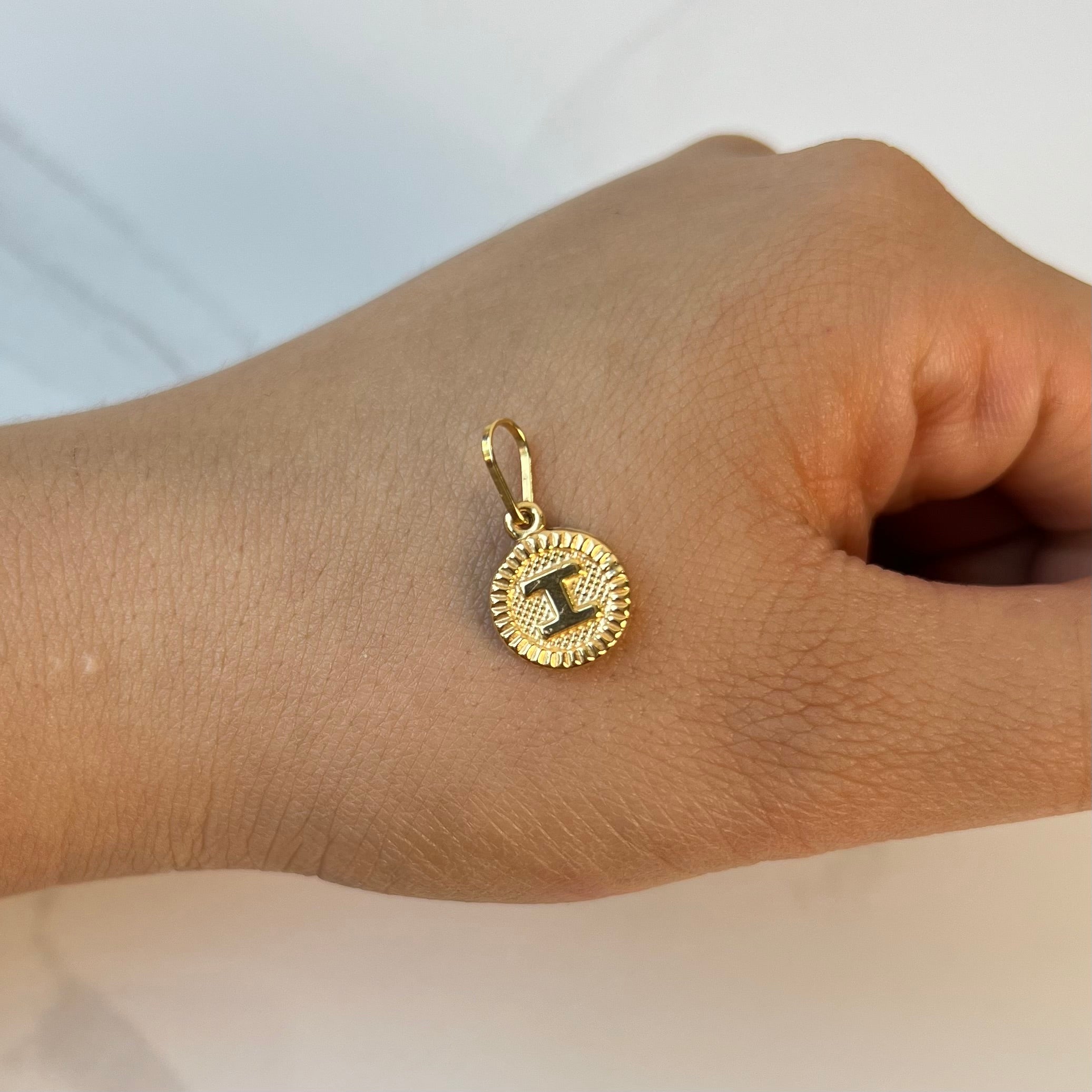 DIJE DIJE LETRA I ORO AMARILLO 18K 0,65 GR / 2,1 MM / 1,5 CM