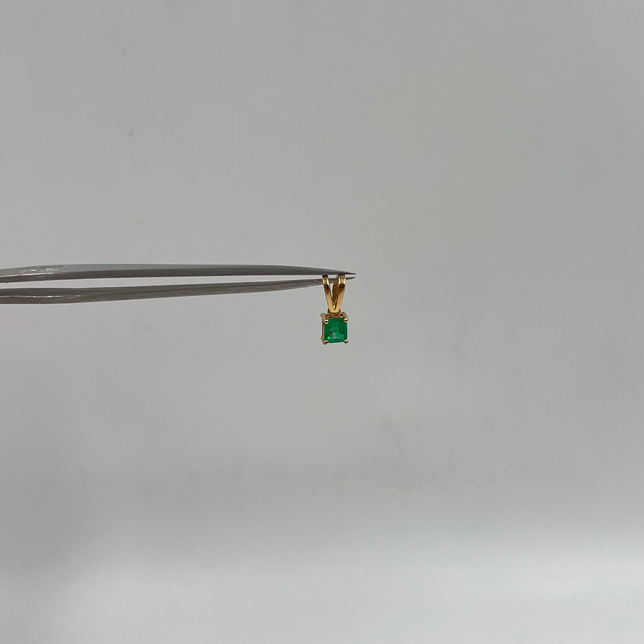 DIJE ESMERALDA CUADRADO 0,40 CT ORO AMARILLO 18K / 0,81 GR / 4,8 MM / 0,7 CM (JOYA)