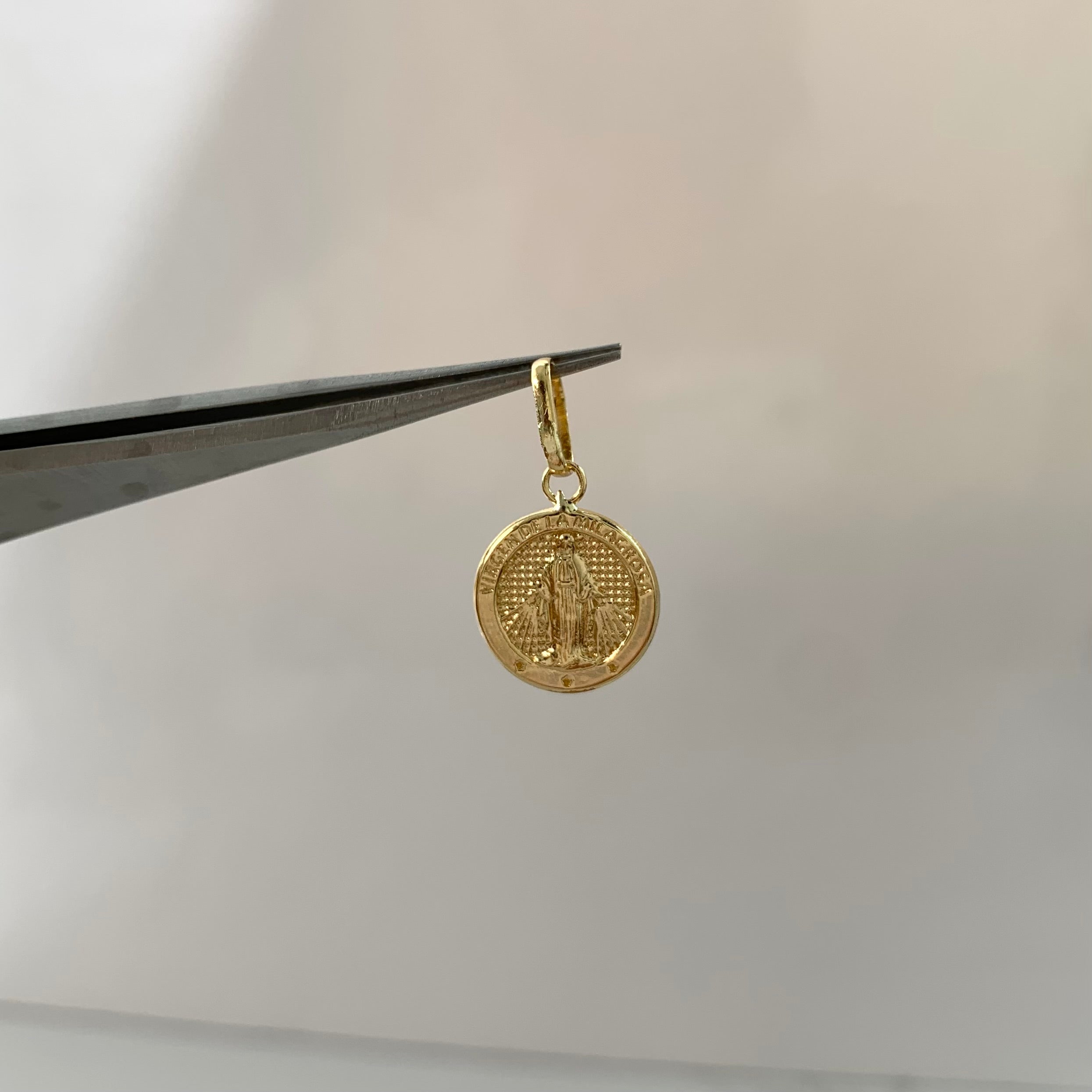 DIJE VIRGEN MILAGROSA  ORO AMARILLO 18K 0,95 GR / 12 MM / 1,5 CM