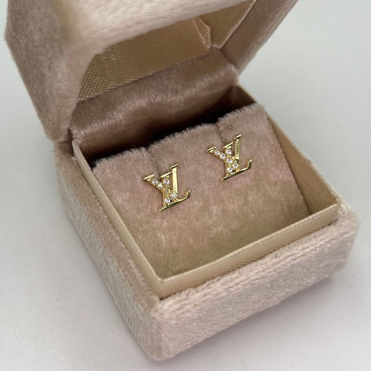 TOPOS LV SILUETA CIRCONES BLANCOS ORO AMARILLO 18K 0,96 GR / 7 MM