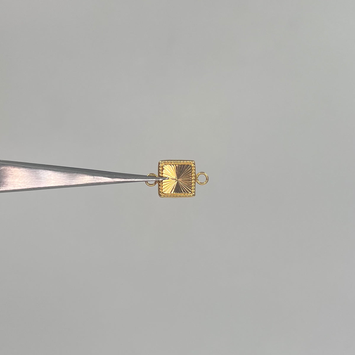 HERRAJE CUADRADO DIAMANTADO  ORO AMARILLO 18K 0,37 GR / 0,8 CM