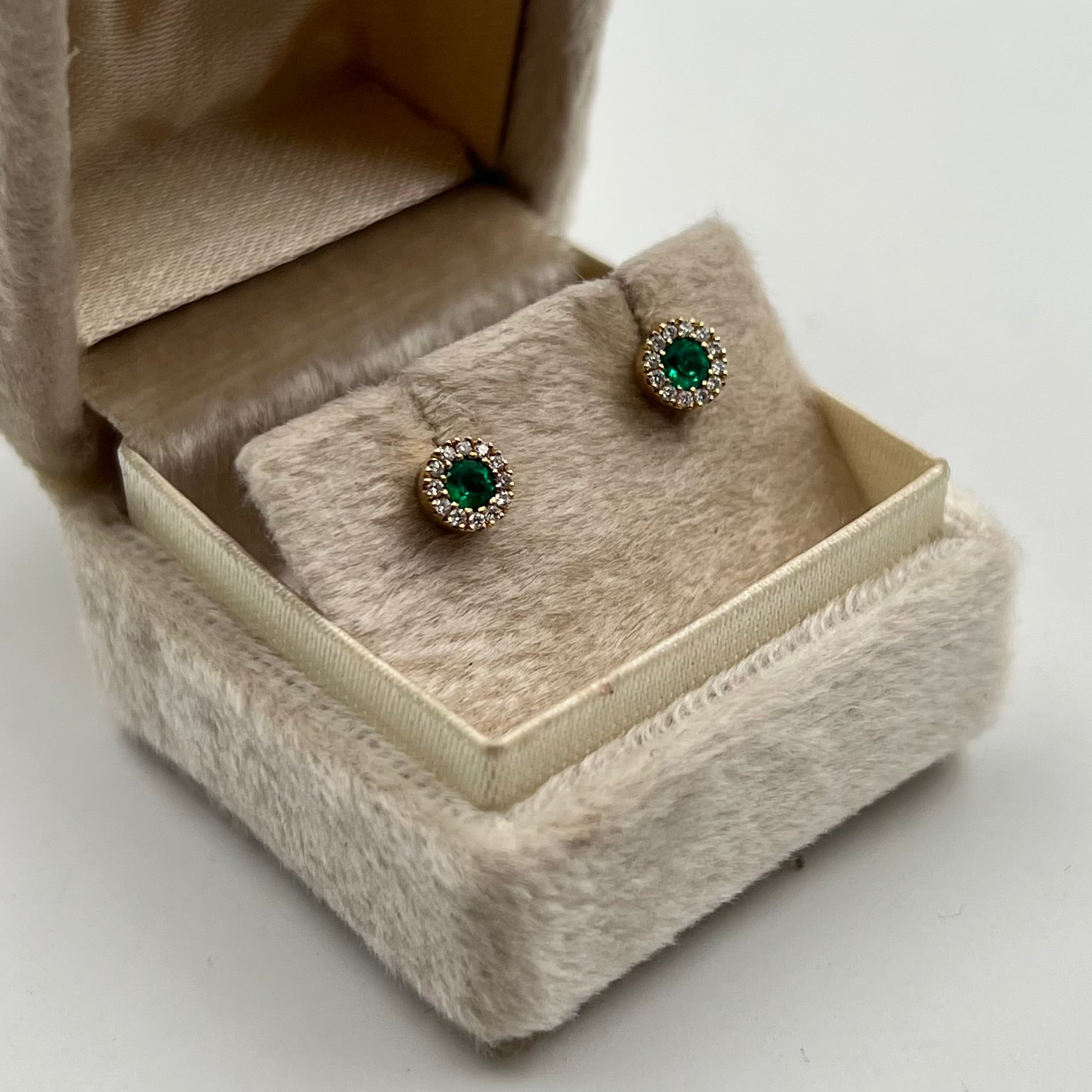 TOPOS HALO ESMERALDA Y DIAMANTES 1,0 CT ORO AMARILLO 18K / 1,75 GR / 5 MM (JOYA)