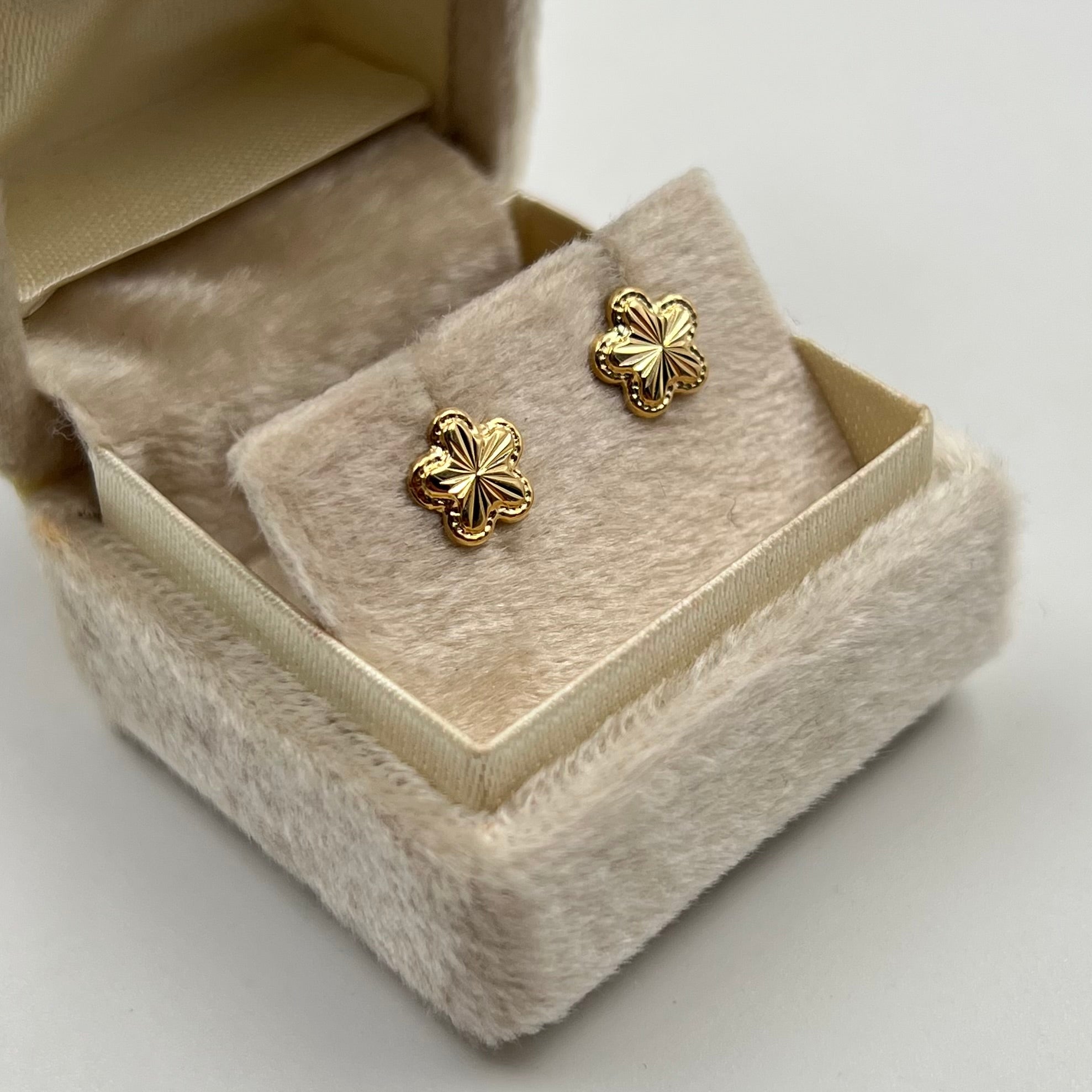 TOPOS FLOR BORDEADA DIAMANTADA ORO AMARILLO 18K 0,76 GR / 7 MM