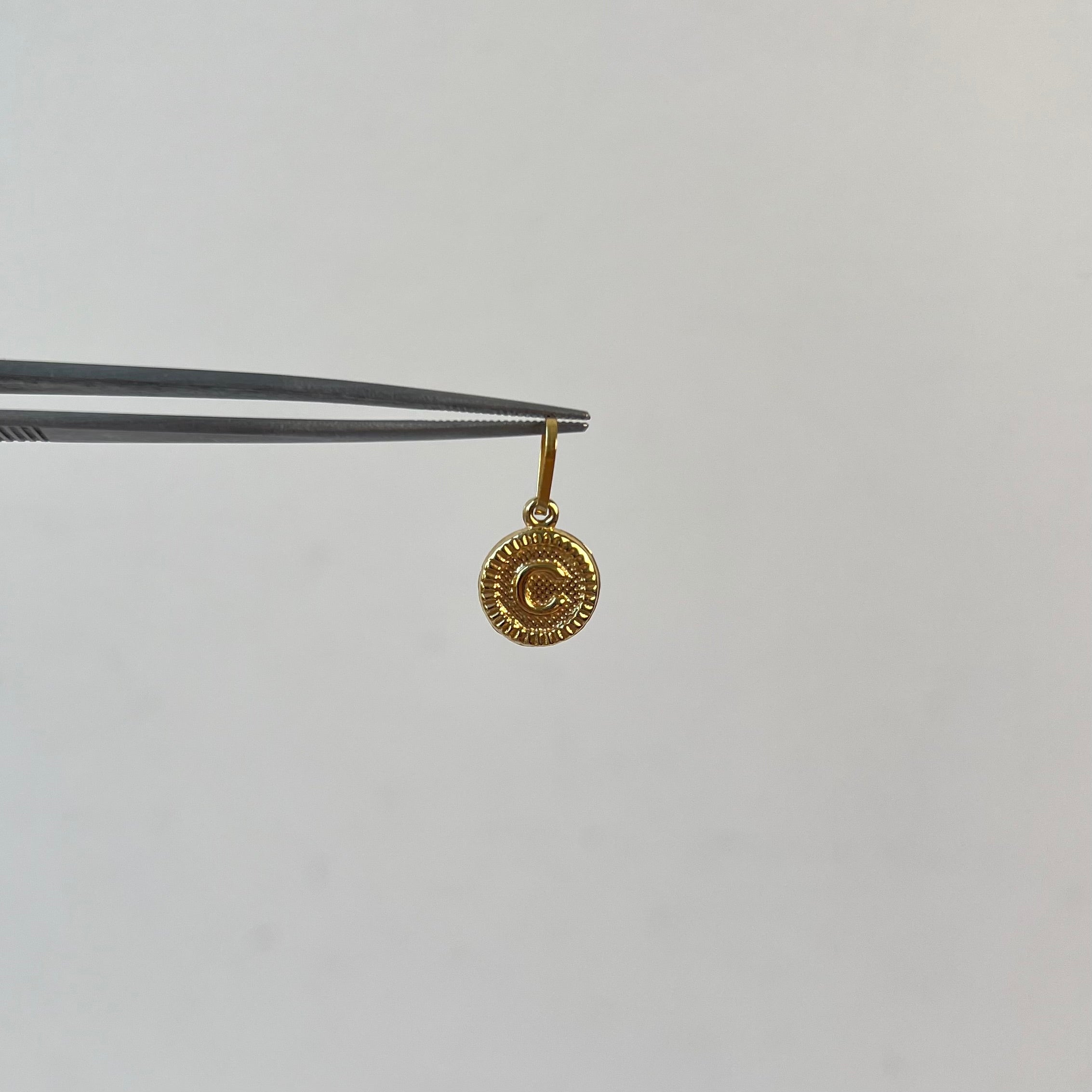 DIJE LETRA C ORO AMARILLO 18K 0,73 GR / 2,6 MM / 1,5 CM
