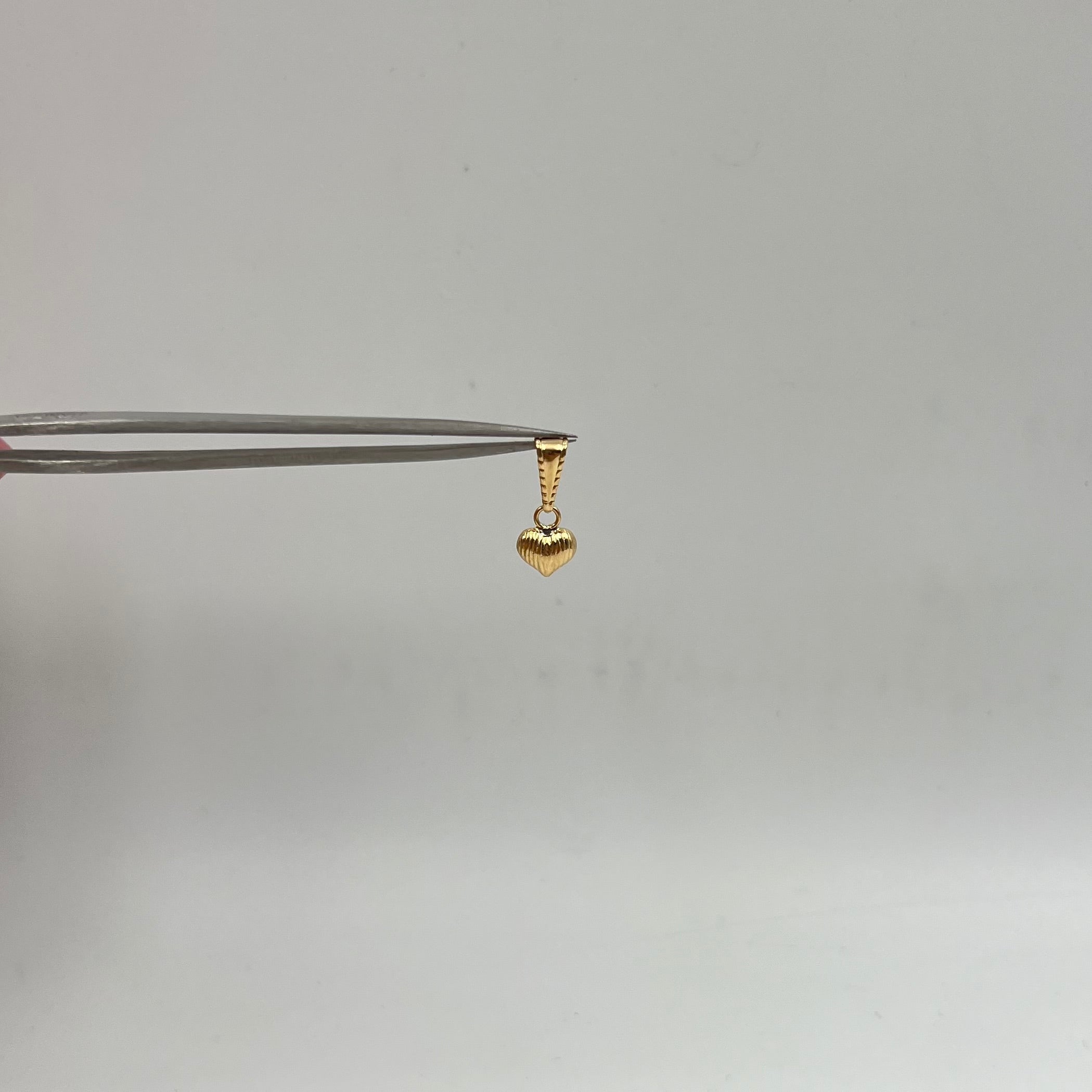 DIJE CORAZON TEXTURIZADO  ORO AMARILLO 18K 0,38 GR / 6 MM / 0,8 CM