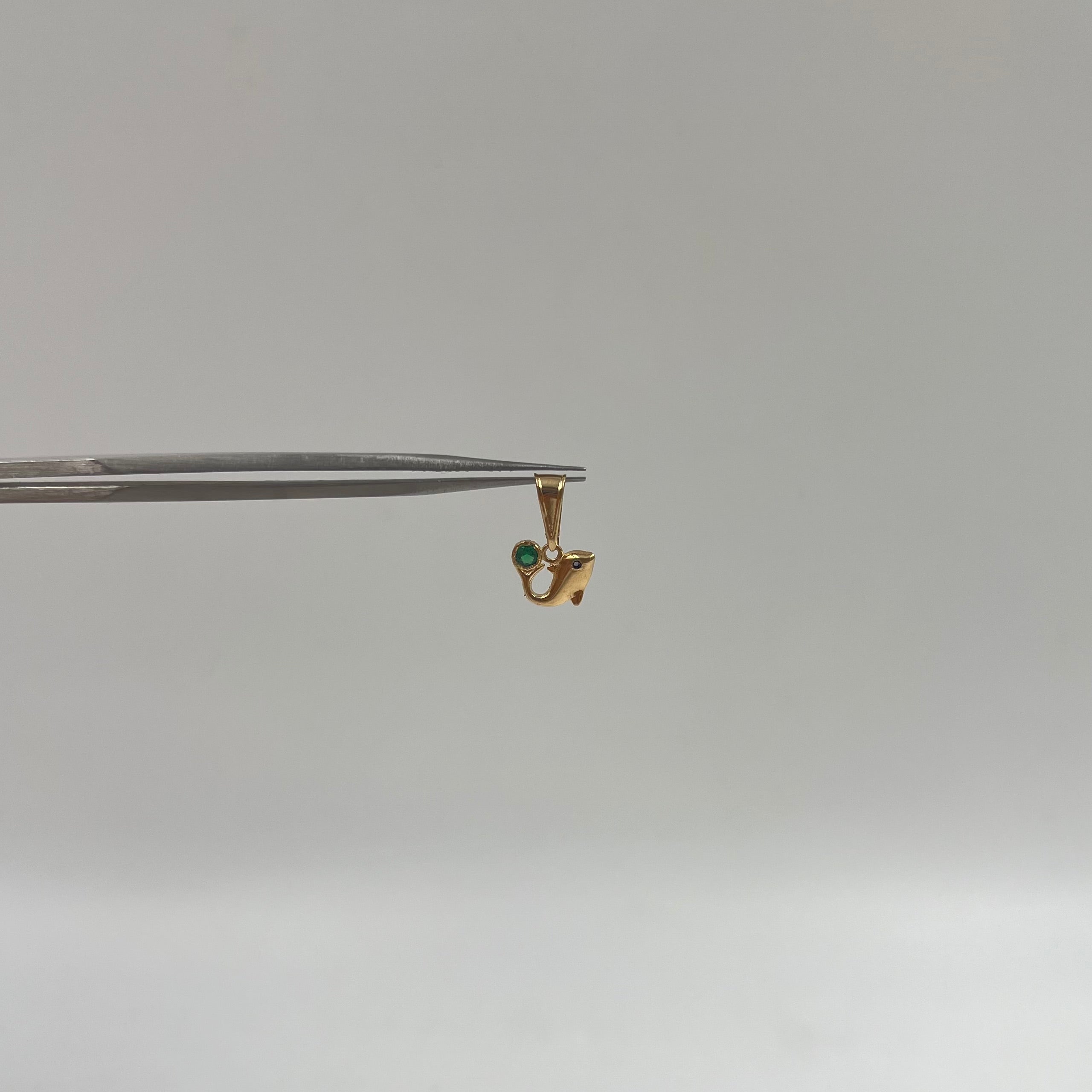 DIJE DELFIN CIRCON VERDE  ORO AMARILLO 18K 0,58 GR / 7 MM / 0,7 CM