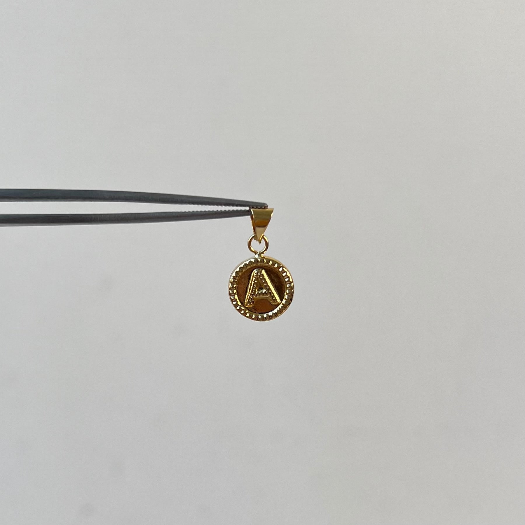 DIJE LETRA A ORO AMARILLO 18K 0,61 GR / 2,5 MM / 1,5 CM
