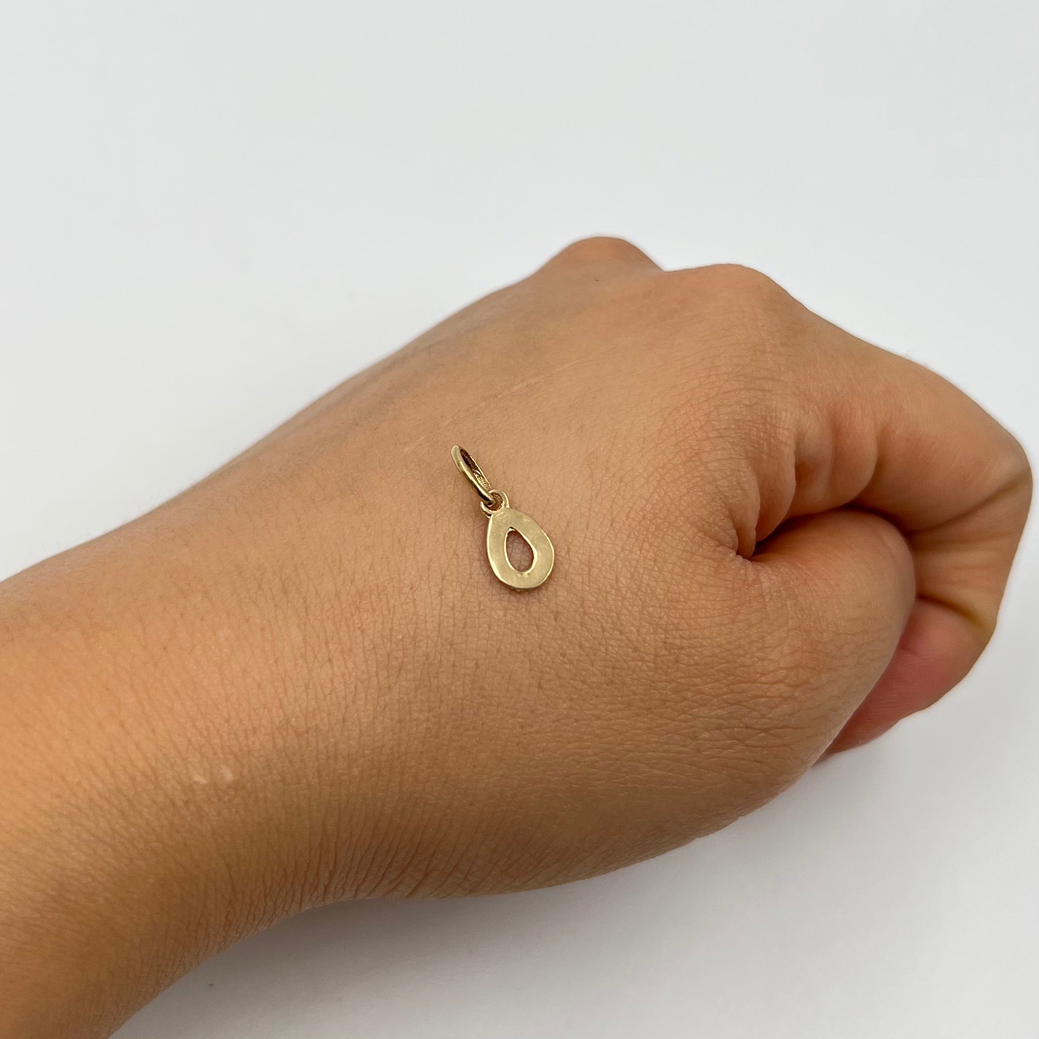 DIJE LETRA O  ORO AMARILLO 18K 0,41 GR / 6 MM / 1 CM