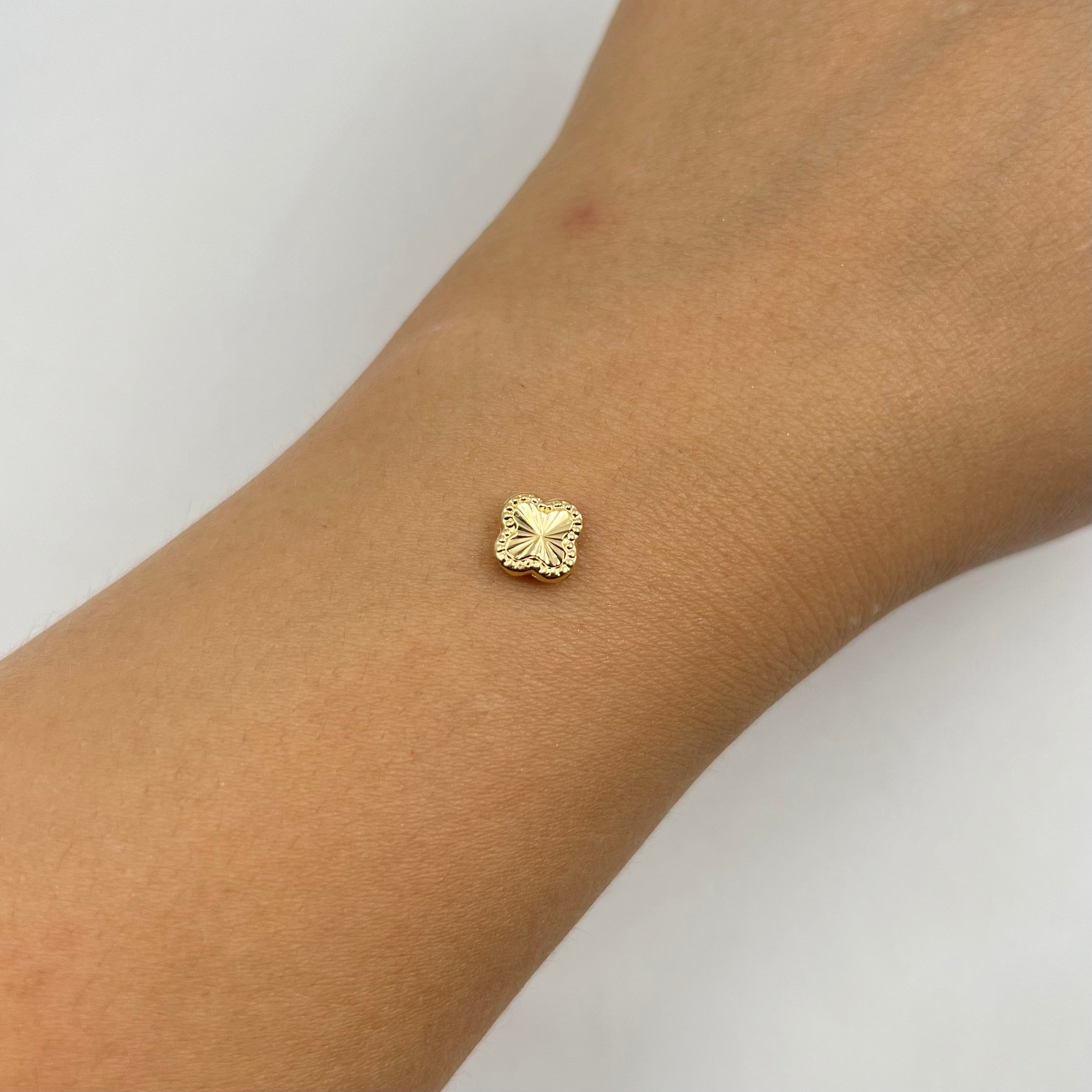 HERRAJE TAMBOR TREBOL BORDEADO  ORO AMARILLO 18K 0,19 GR / 0,7 CM