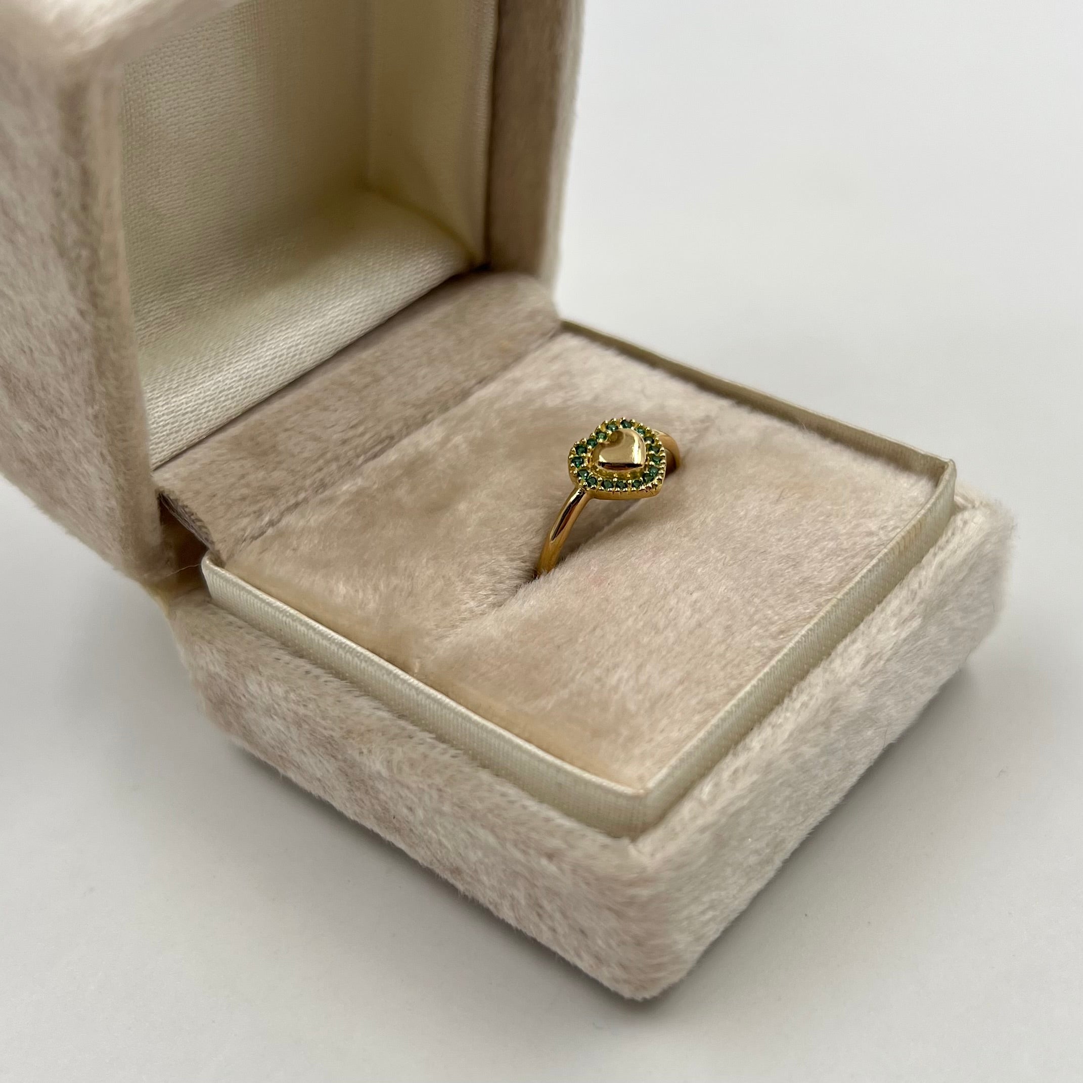 ANILLO CORAZON BORDEADO CIRONES VERDES  ORO AMARILLO 18K / TALLA 5 3/4 / 1,39 GR / 8 MM