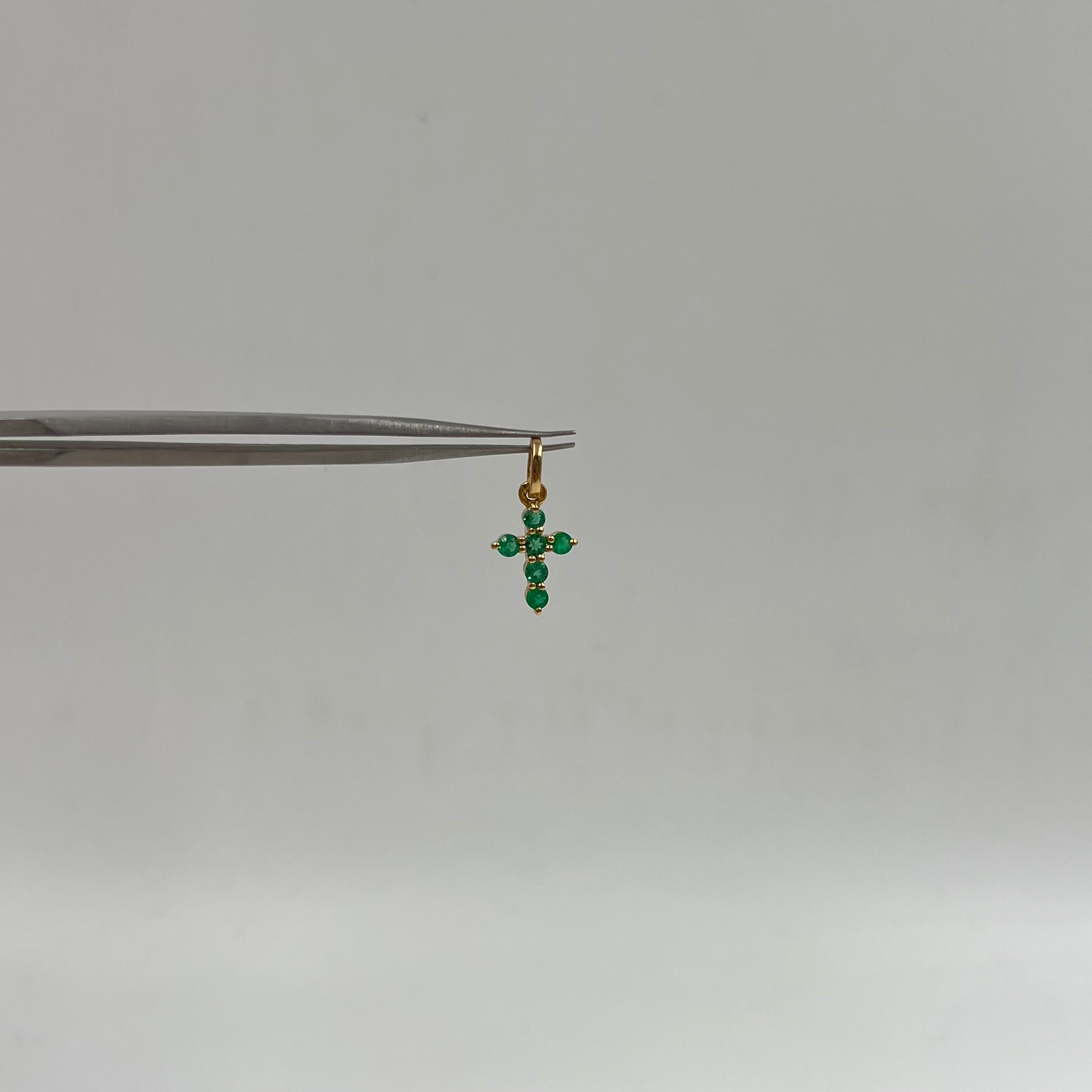 DIJE CRUZ ESMERALDA 0,50 CT ORO AMARILLO 18K / 1 GR / 2 MM / 1,3 CM (JOYA)