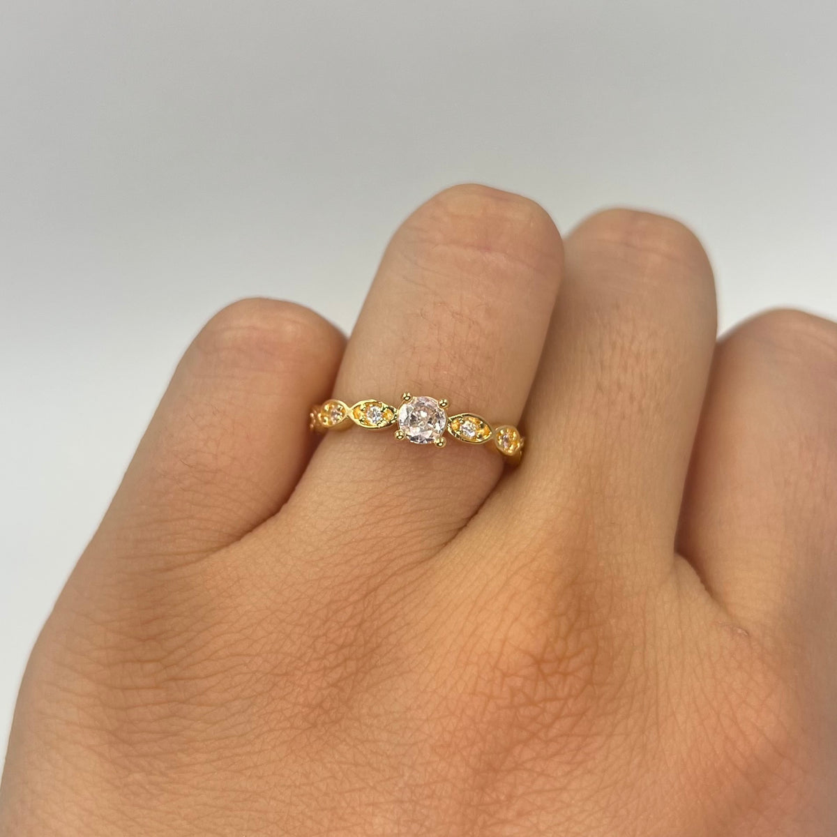 ANILLO SOLITARIO 1 CIRCON GRANDE Y 3 CIRCONES PEQUEÑOS BLANCOS ORO AMARILLO 18K / TALLA 5/5 / 1,68 GR / 2 MM