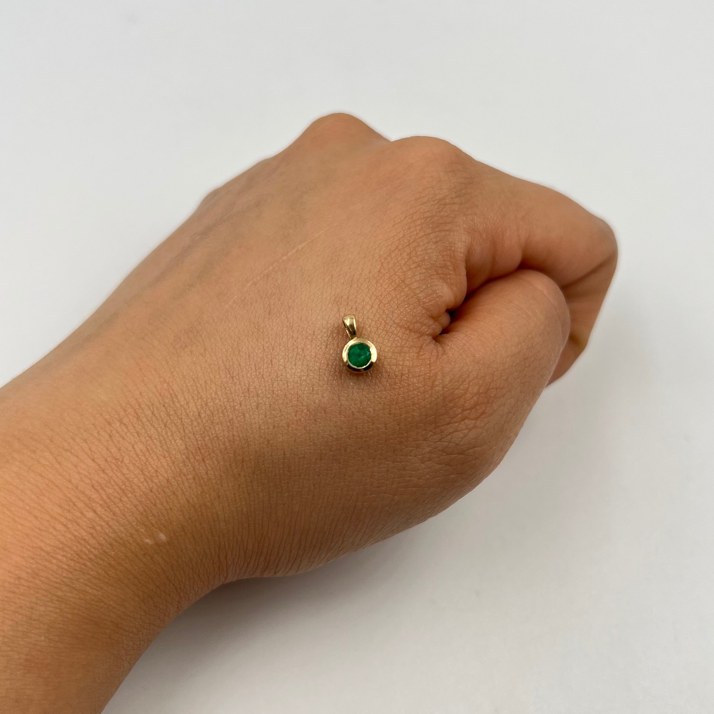 DIJE CIRCULO ESMERALDA 0,45 CT  ORO AMARILLO 18K / 0,61 GR / 5 MM / 1 CM (JOYA)