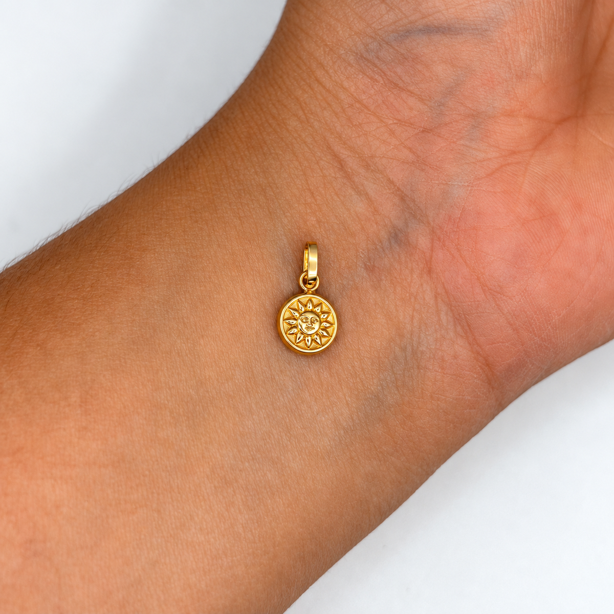 DIJE SOL ORO AMARILLO 18K 0,37 GR / 7 MM / 0,8 CM