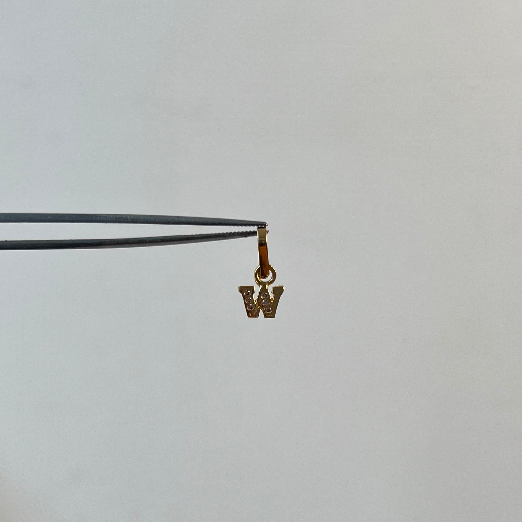 DIJE LETRA W CON CIRCONES  ORO AMARILLO 18K 0,6 GR / 7 MM / 1 CM