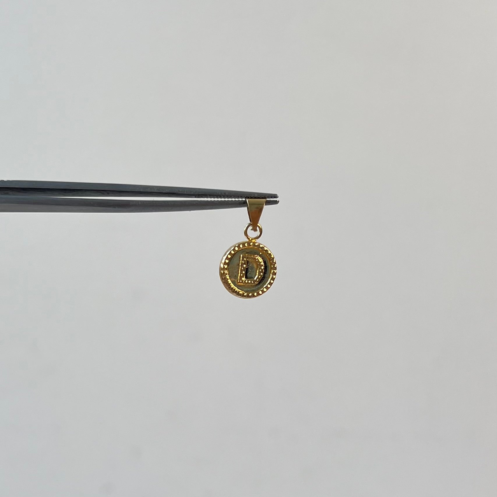 DIJE LETRA D ORO AMARILLO 18K 0,61 GR / 2,1 MM / 1,5 CM