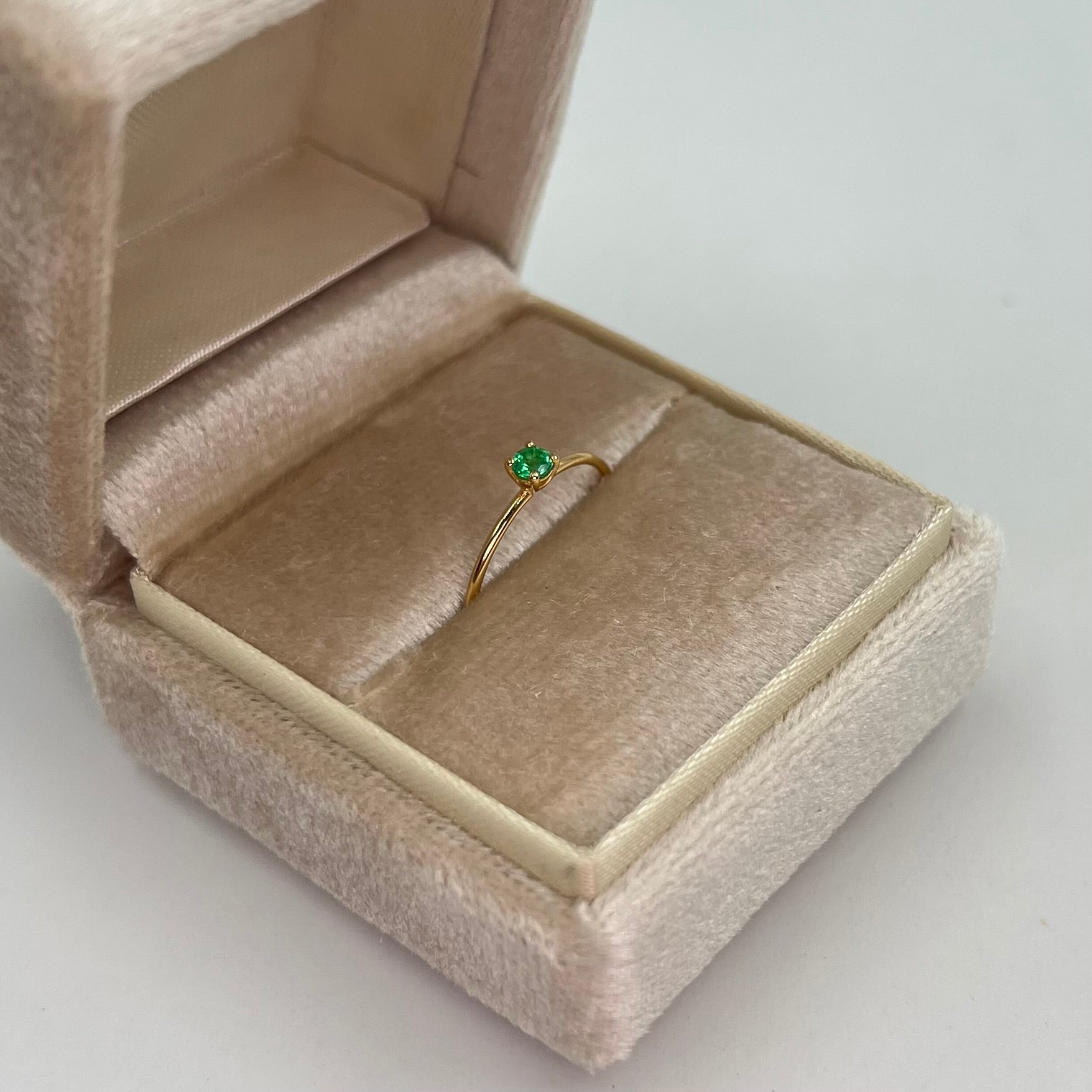 ANILLO SOLITARIO ESMERALDA 0,11 CT  ORO AMARILLO 18K / TALLA 6 / 0,85 GR (JOYA)