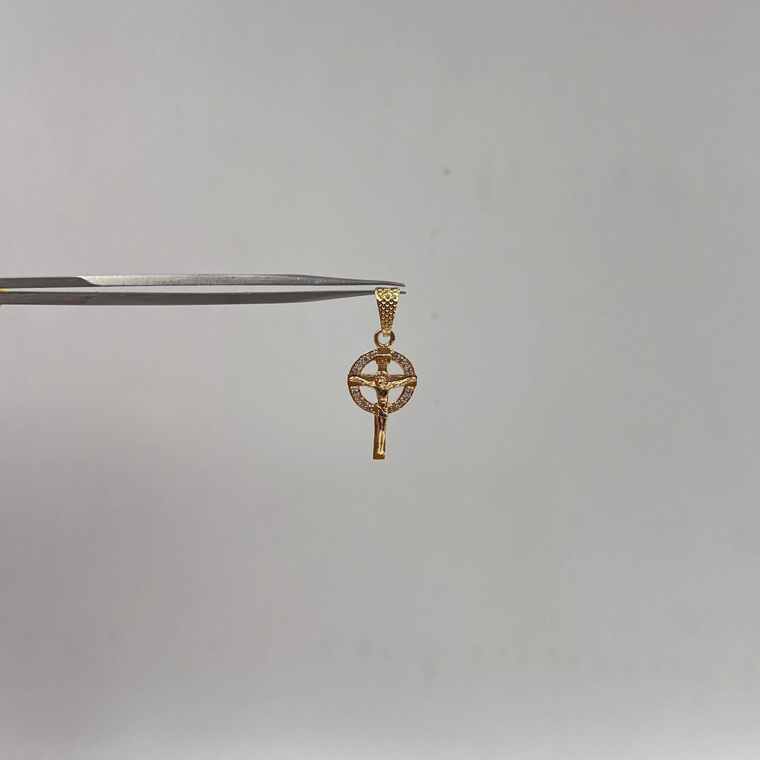 DIJE CRISTO CIRCULAR CON CIRCONES  ORO AMARILLO 18K 1,23 GR / 2,2 MM / 2,3 CM
