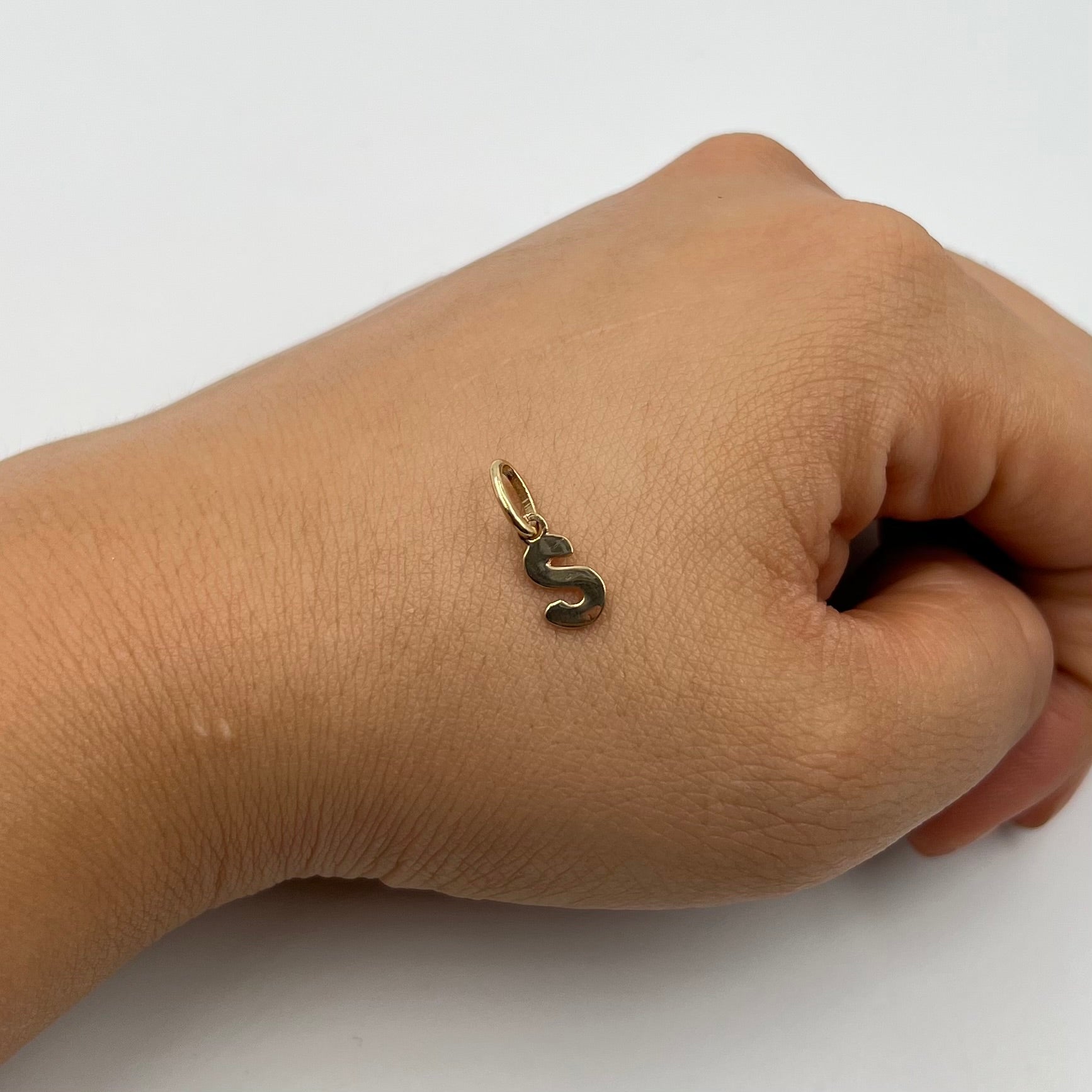 DIJE LETRA S ORO AMARILLO 18K 0,42 GR / 5 MM / 1 CM