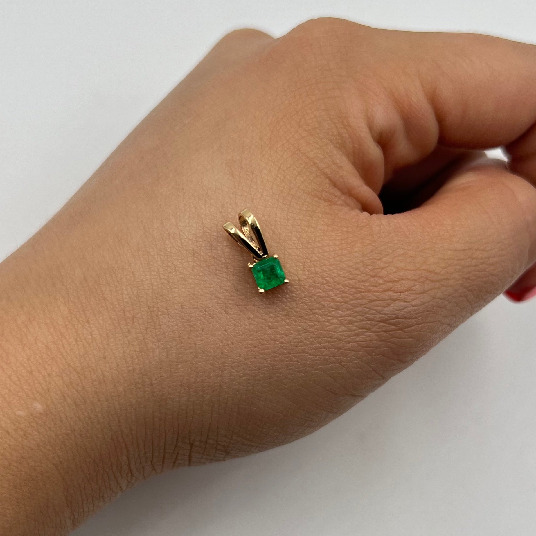 DIJE ESMERALDA CUADRADO 0,30 CT ORO AMARILLO 18K / 0,67 GR / 4,6 MM / 0,7 CM (JOYA)