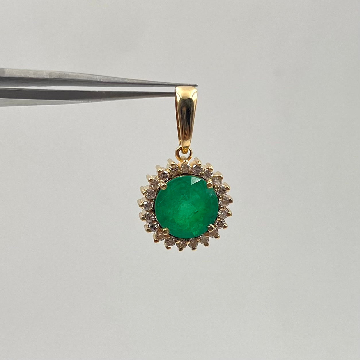 DIJE CIRCULO ESMERALDA 2.88 CT Y DIAMANTE 0.42 CT ORO AMARILLO 18K 4,31 GR/ 15 MM / 1.7 CM