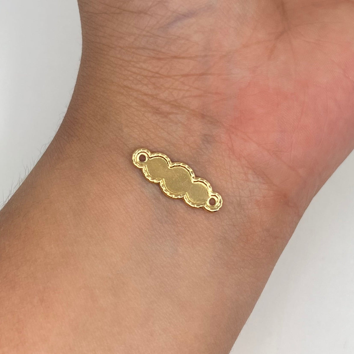 HERRAJE PLACA NUBE BORDEADA  ORO AMARILLO 18K 0,62 GR / 2,2 CM