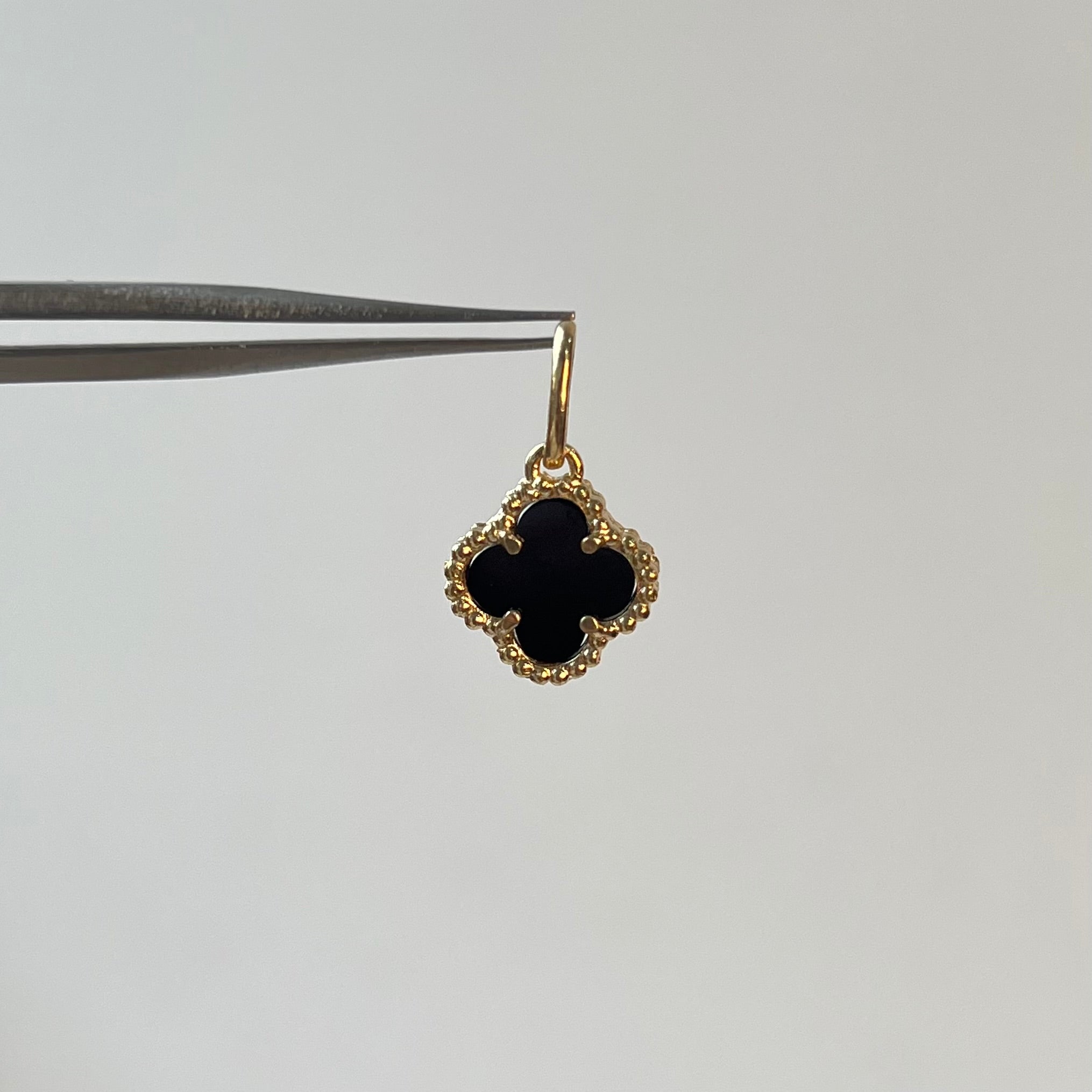 DIJE TREBOL NEGRO  ORO AMARILLO 18K 1,35 GR / 10 MM / 1,2 CM