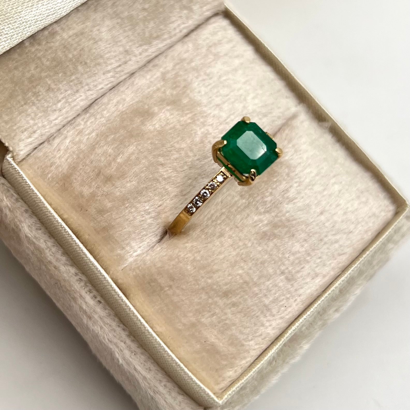 ANILLO ESMERALDA 1.69 CT Y DIAMANTE 0.1 CT ORO AMARILLO 18K / TALLA 7 3/4 / 3,02 GR