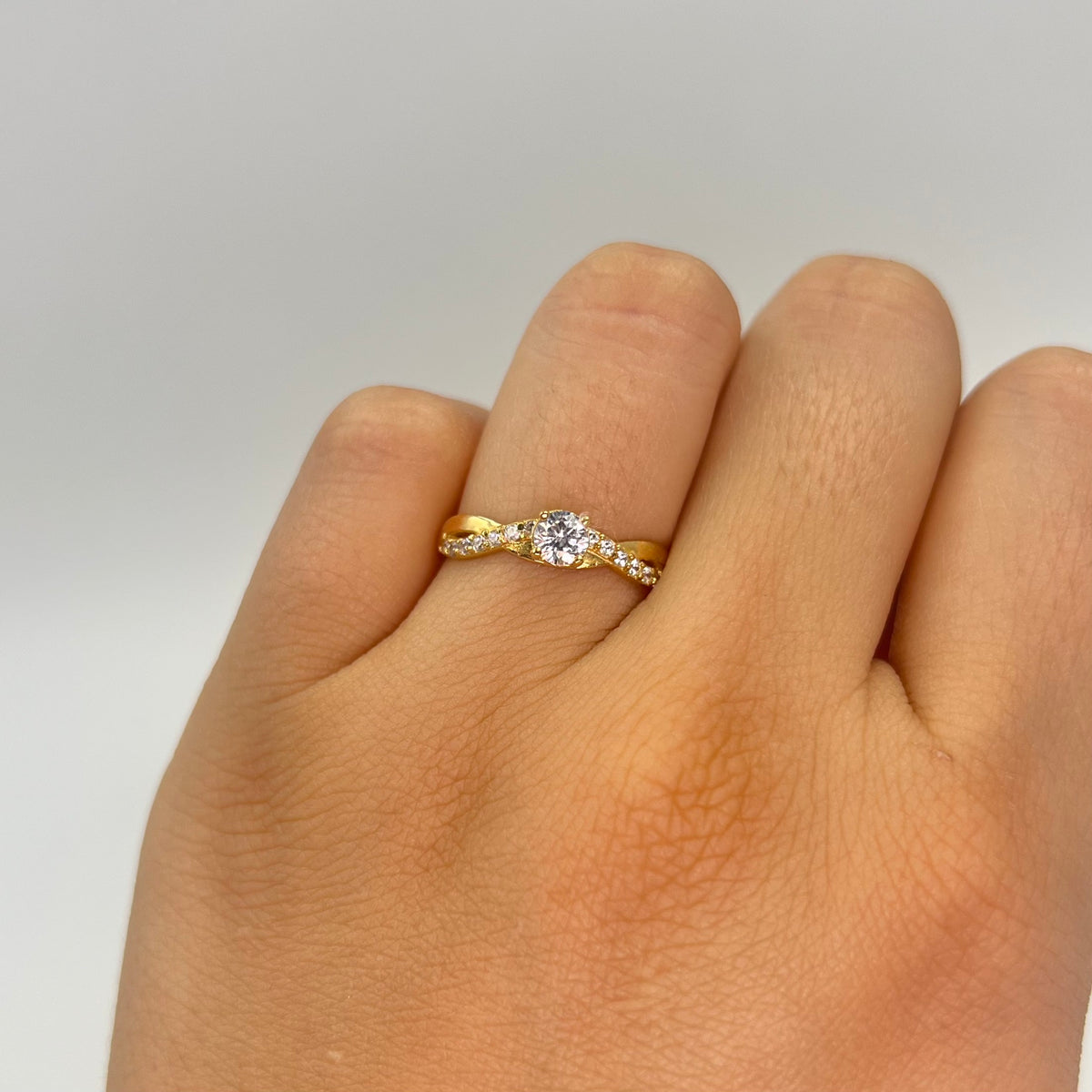 ANILLO SOLITARIO 1 CIRCON GRANDE Y CIRCONES PEQUEÑOS BLANCOS ORO AMARILLO 18K / TALLA 6 / 1,98 GR / 3 MM