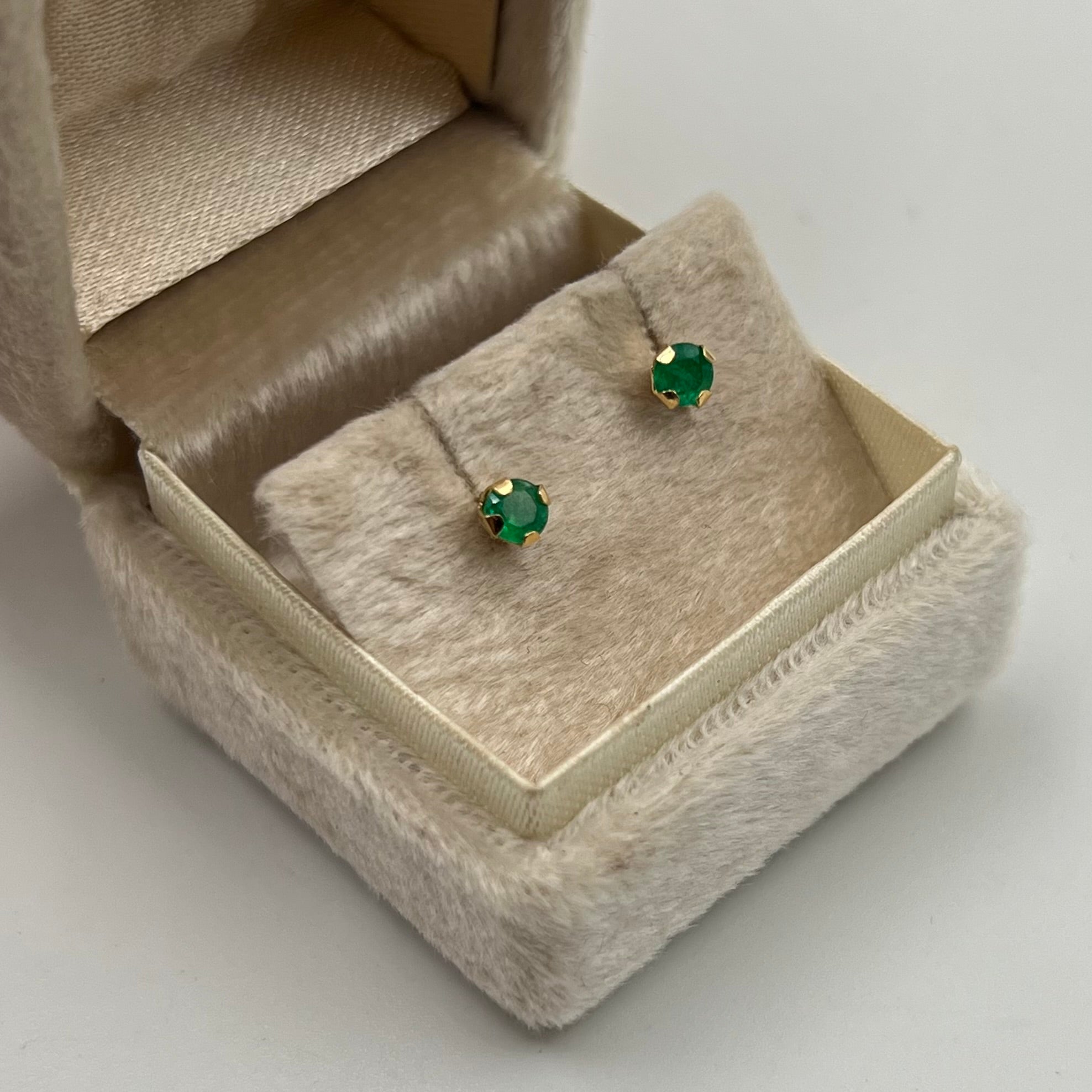 TOPOS ESMERALDA / 0.40 PTS ORO AMARILLO 18K / 4 MM (JOYA)