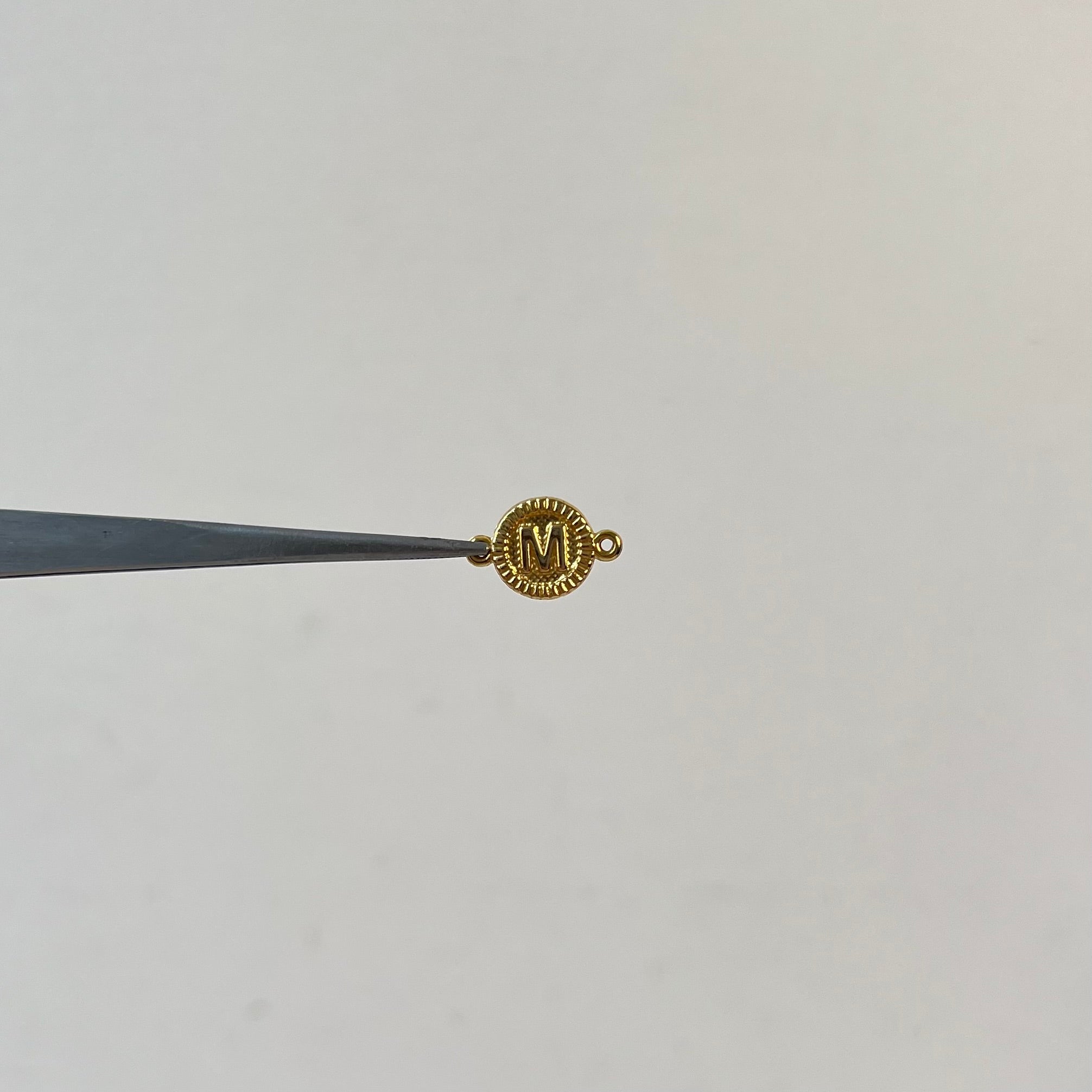 HERRAJE LETRA M  ORO AMARILLO 18K 0,54 GR / 1,6 CM