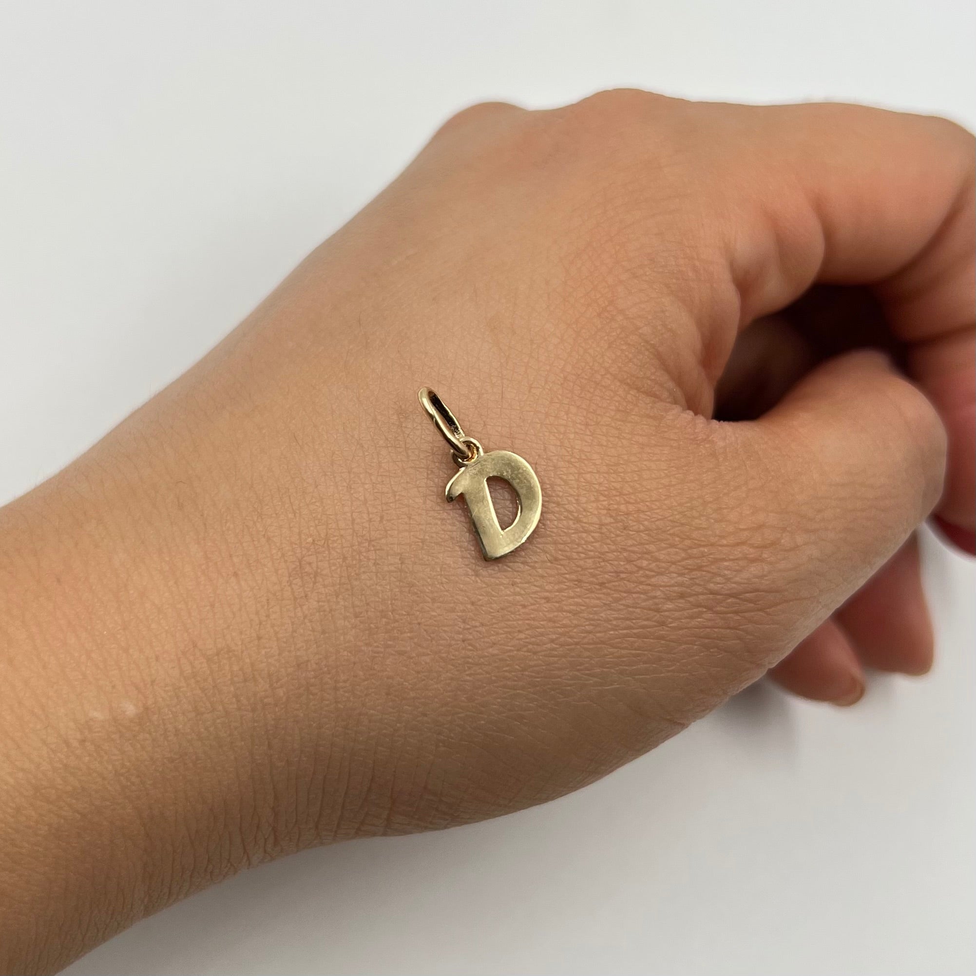 DIJE LETRA D  ORO AMARILLO 18K 0,48 GR / 8 MM / 1 CM