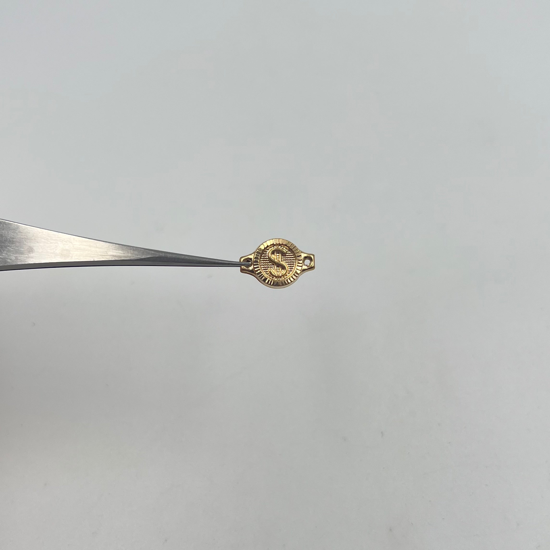 HERRAJE SIGNO PESO BORDE DIAMANTADO  ORO AMARILLO 18K 0,66 GR / 1,4 CM