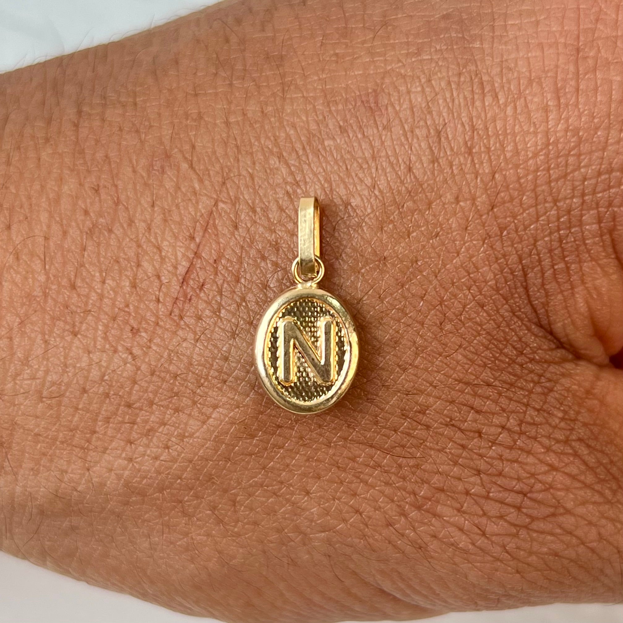 DIJE LETRA N ORO AMARILLO 18K 0,57 GR / 9 MM / 1,4 CM
