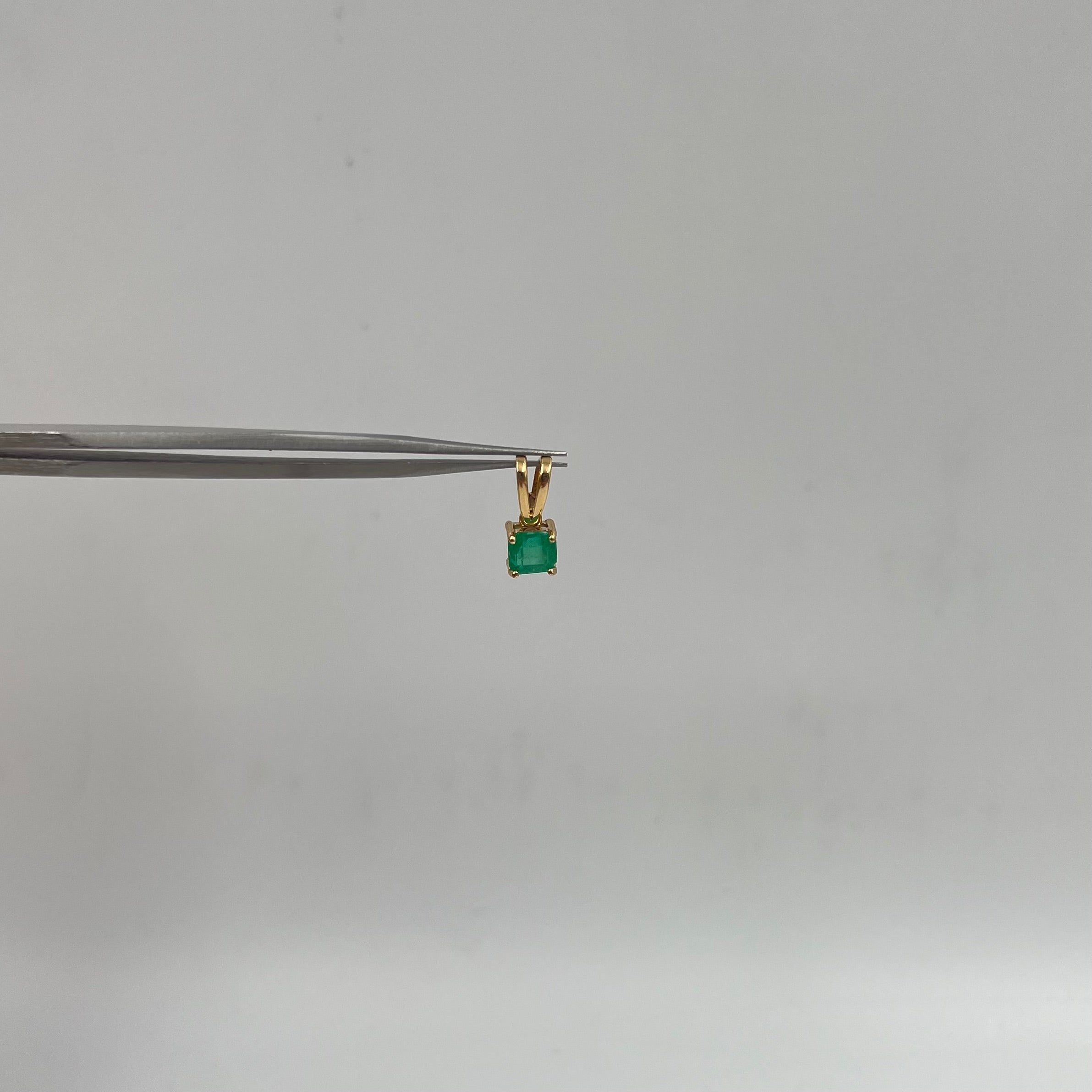 DIJE CUADRADO ESMERALDA 0,60 CT ORO AMARILLO 18K / 0,88 GR / 5 MM / 1 CM (JOYA)